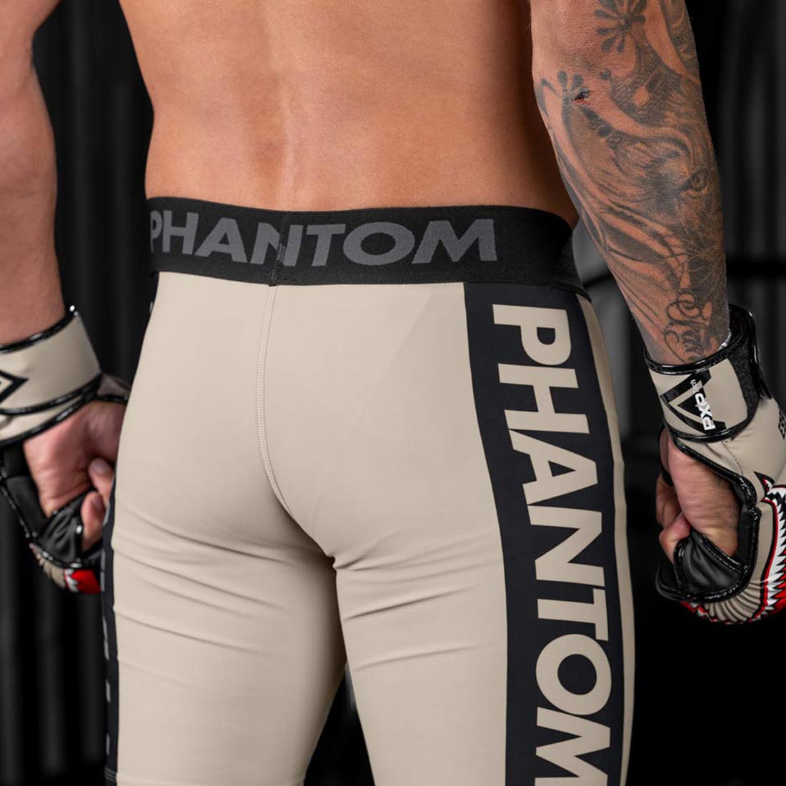 Lange Compression Tights von Phantom für deinen Kampfsport. Überragende Qualität, Passform und Komfort. Perfekt für MMA, Grappling, Muay Thai, BJJ oder auch Ringen. Die beste Kampfsport Legging auf dem Markt. Hier im Sand-farbenen Apex Design.