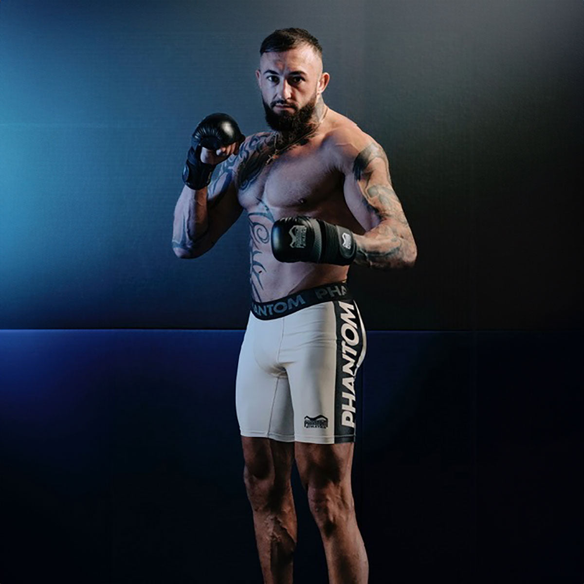 Phantom Athletics Fightshorts Vector Apex Sand, speziell für Kampfsportler in Muay Thai, MMA und Grappling entwickelt. Mit ihrem langlebigen Material, der ergonomischen Passform und der optimalen Bewegungsfreiheit sind sie die perfekte Wahl für intensives Training und anspruchsvolle Wettkämpfe.