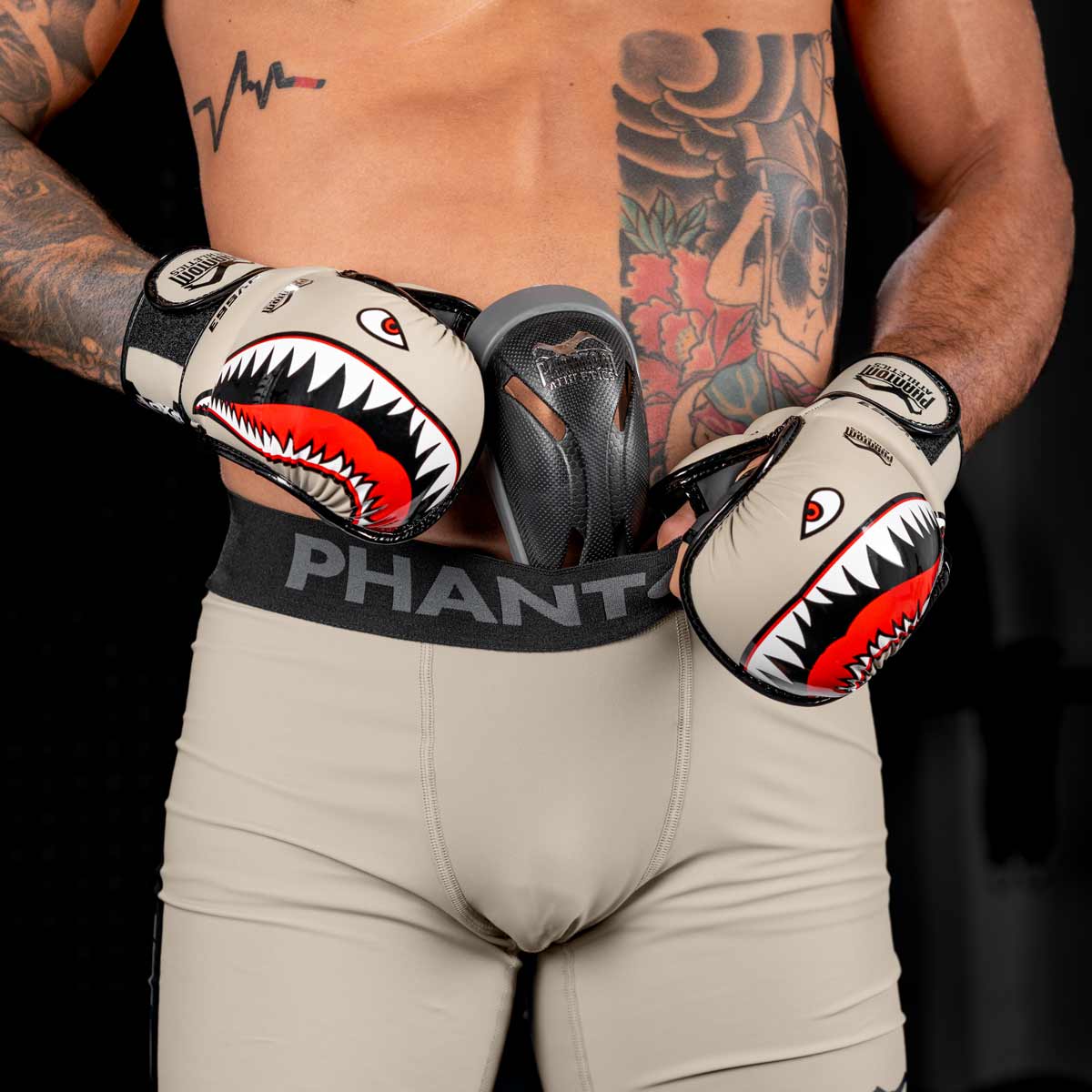 Lange Compression Tights von Phantom für deinen Kampfsport. Überragende Qualität, Passform und Komfort. Perfekt für MMA, Grappling, Muay Thai, BJJ oder auch Ringen. Die beste Kampfsport Legging auf dem Markt. Hier im Sand-farbenen Apex Design. Kompatibel mit dem Phantom Vector Tiefschutz.