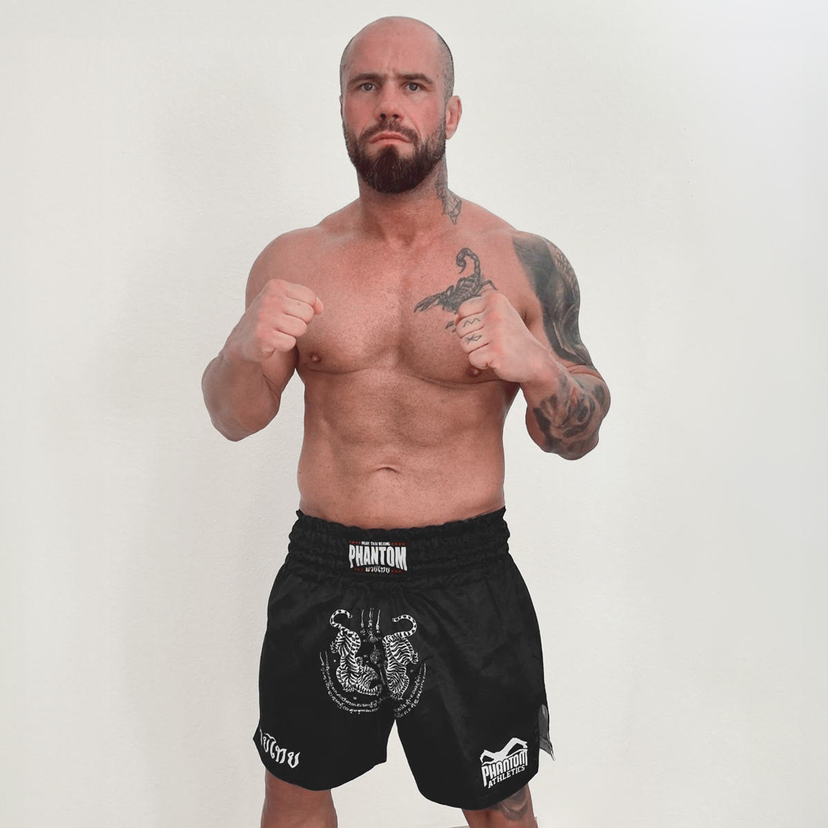 Die Sak Yant Schwarz Muay Thai Shorts von Phantom Athletics kombinieren traditionellen thailändischen Stil mit moderner Funktionalität. Das Sak-Yant-Muster verleiht den Shorts einen oldschool Look, perfekt für Athleten im Muay Thai und Kickboxen.