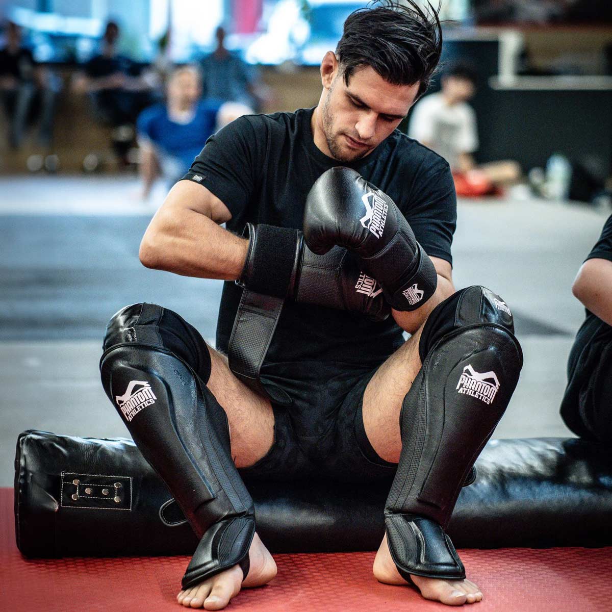 Diese RIOT Pro Schienbeinschützer bieten optimalen Schienbeinschutz und Stabilität, wodurch sie sich perfekt für das tägliche MMA-Training und Wettkampf-Vorbereitung eignen. Das Design gewährleistet festen Halt und Komfort. MMA Profi Niko Serbezis beim Training.