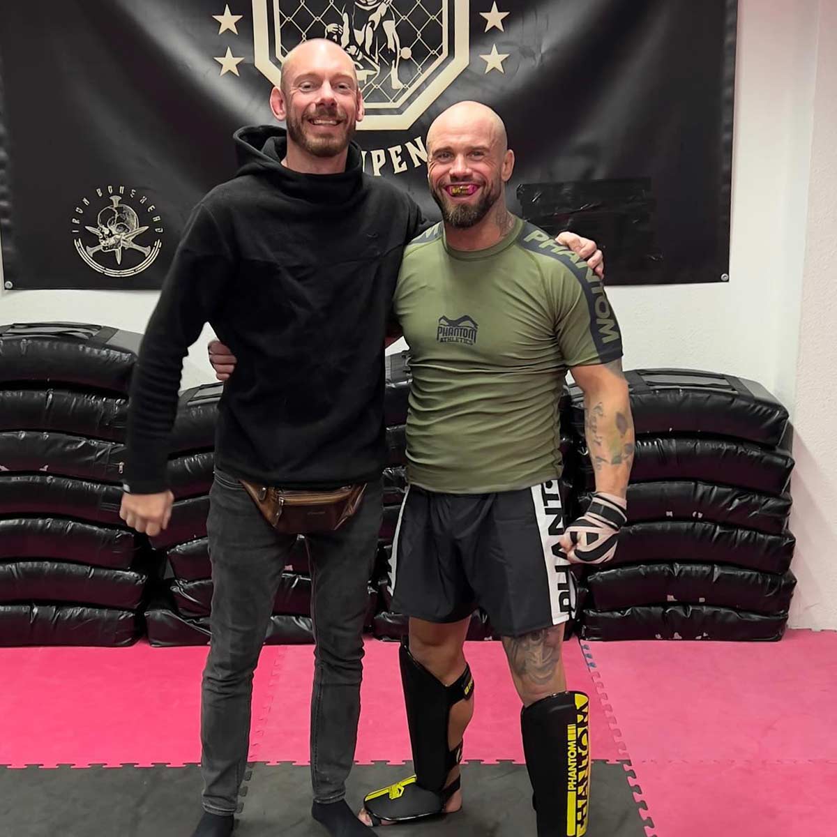 Phantom Fighter Sebastian Risch mit dem army grünen APEX Rashguard im MMA Training.