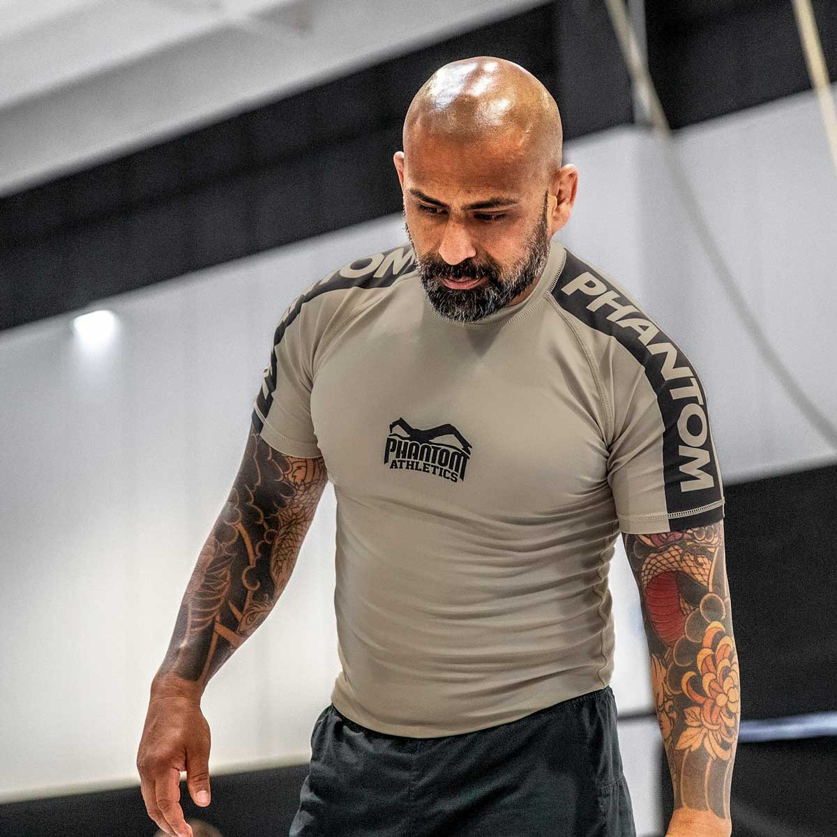 Phantom Fighter Ali beim BJJ Training mit dem Phantom APEX Rashguard in Sand.