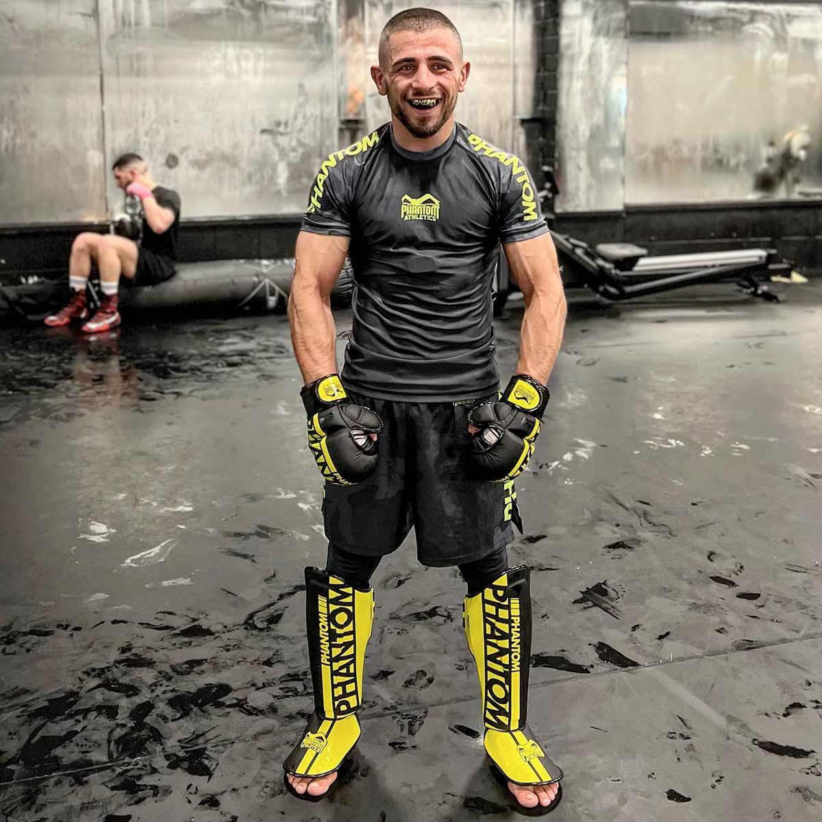 Phantom Fighter Mohammed Walid beim MMA Training mit dem Phantom Neon Kurzarm Rashguard.