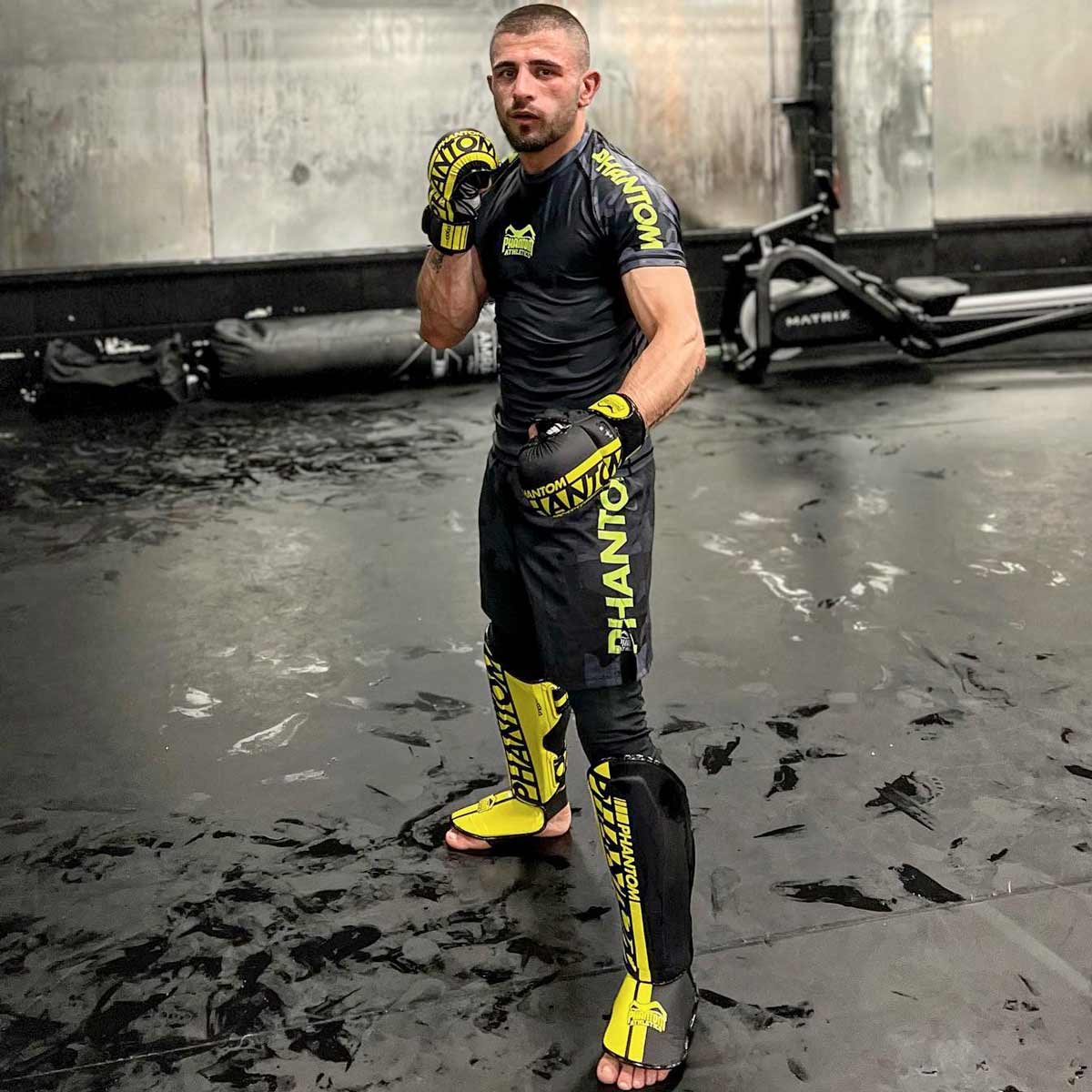 Phantom Fighter Mohammed Walid beim MMA Training mit dem Phantom Neon Kurzarm Rashguard.