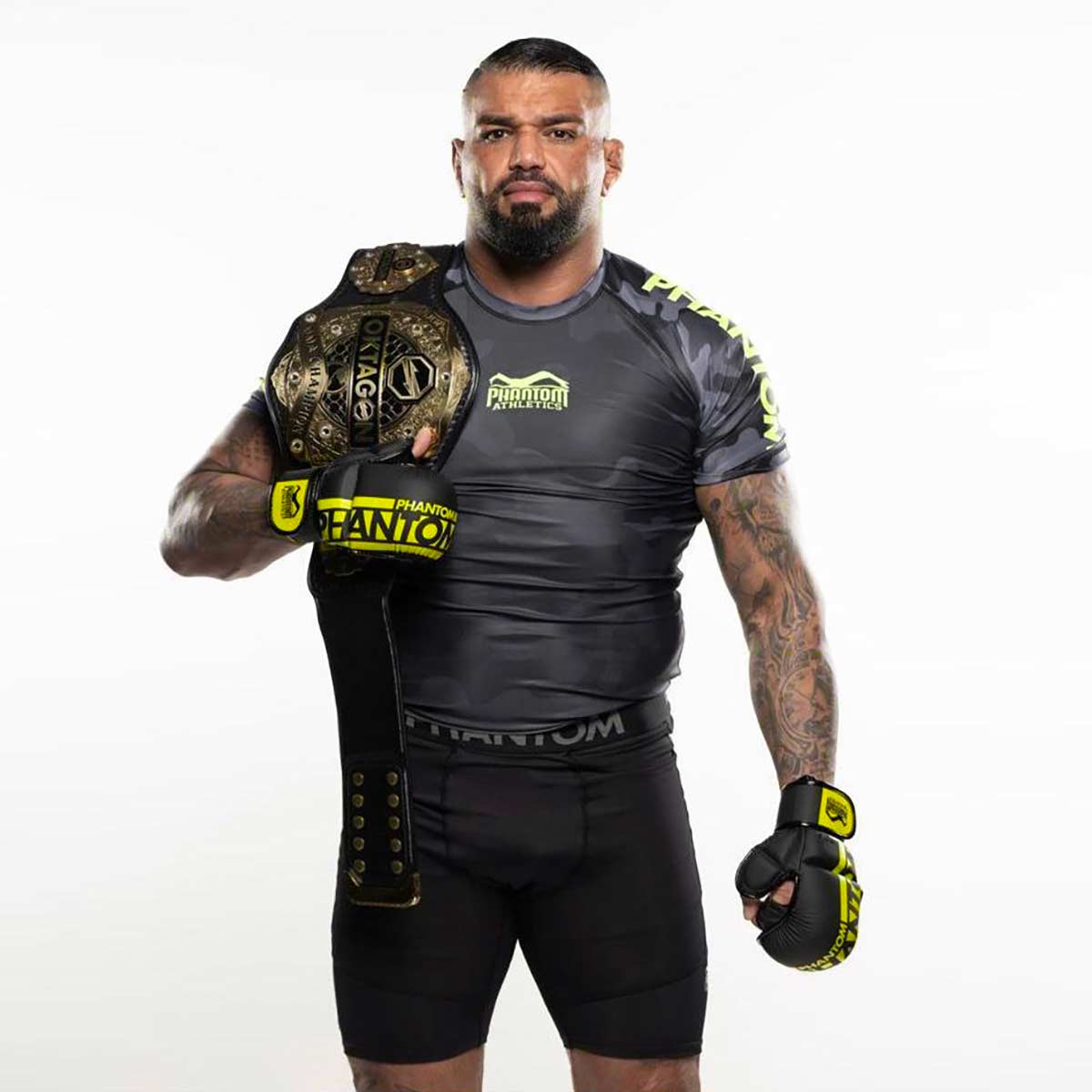 Phantom Fighter Hatef Moeil beim MMA Training mit dem Phantom Neon Kurzarm Rashguard.