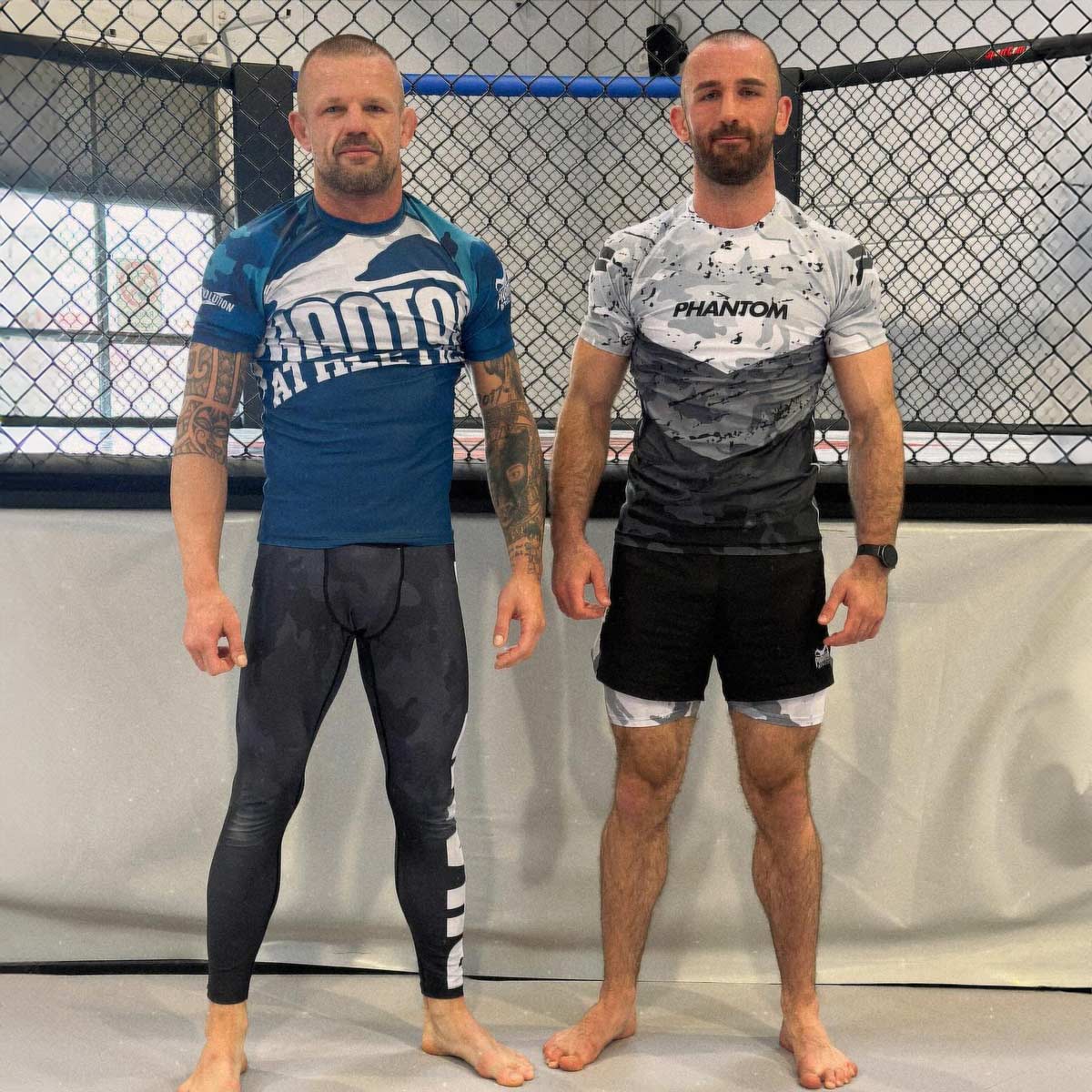 Das Urban-Camo-Design der Fightshorts FUSION 2in1 Warfare verleiht den Shorts einen modernen, markanten Look, ideal für Wettkämpfe im Ringen und Kickboxen. Die eingearbeitete Kompressionshose sorgt für stabilen Halt und zusätzlichen Schutz bei schnellen, intensiven Bewegungen.