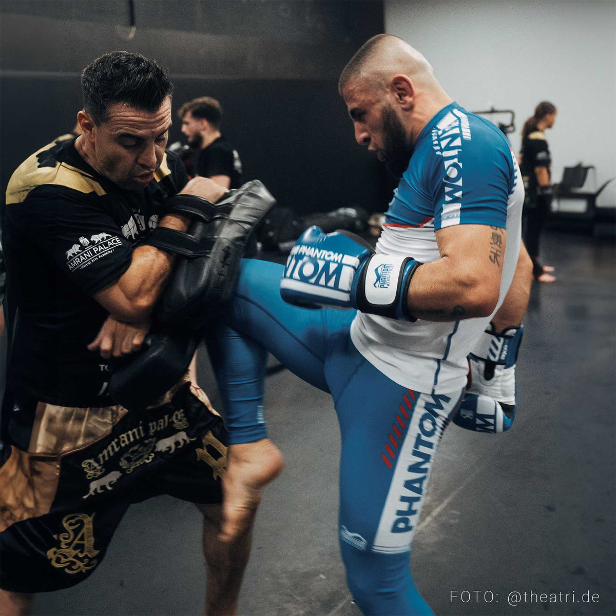 Phantom Athletics Rashguard aus der Evo Apex Blue Kollektion, ideal für MMA, Grappling und BJJ. Eng anliegendes Design schützt die Haut und unterstützt optimale Beweglichkeit.