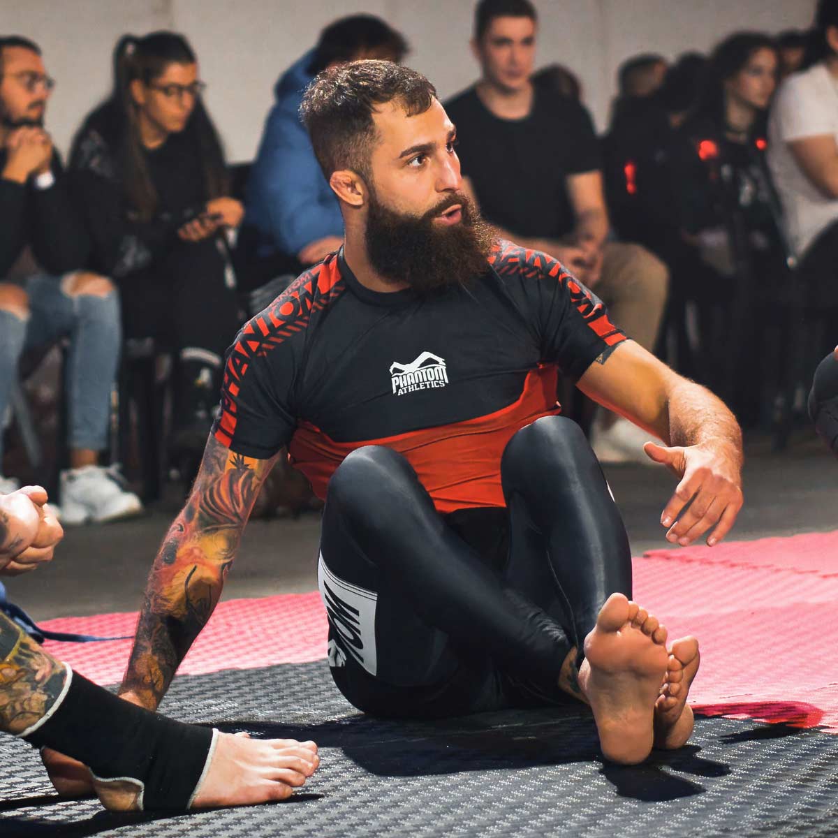 Rashguard Evo Apex Red von Phantom Athletics, ideal für MMA, Grappling und Kampfsport. Eng anliegendes Design bietet Schutz und Bewegungsfreiheit bei intensiven Trainingseinheiten.