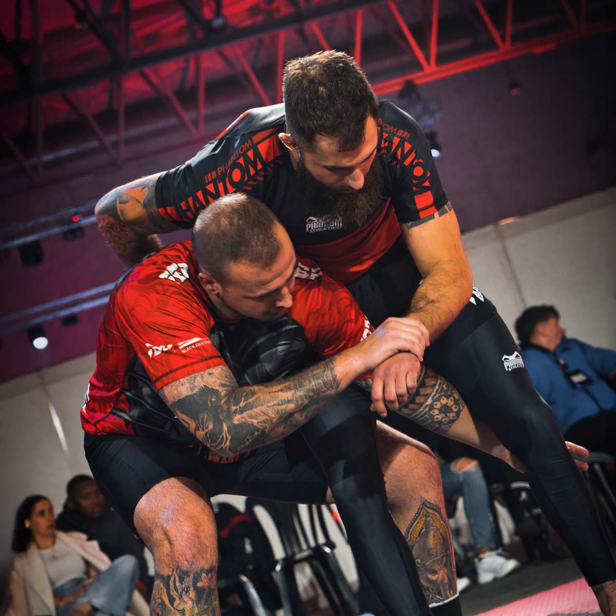 Hochwertiges Rashguard von Phantom Athletics im auffälligen Apex Red Design. Perfekt für Kampfsportler, die Schutz, Komfort und Stil in ihrem Training suchen.