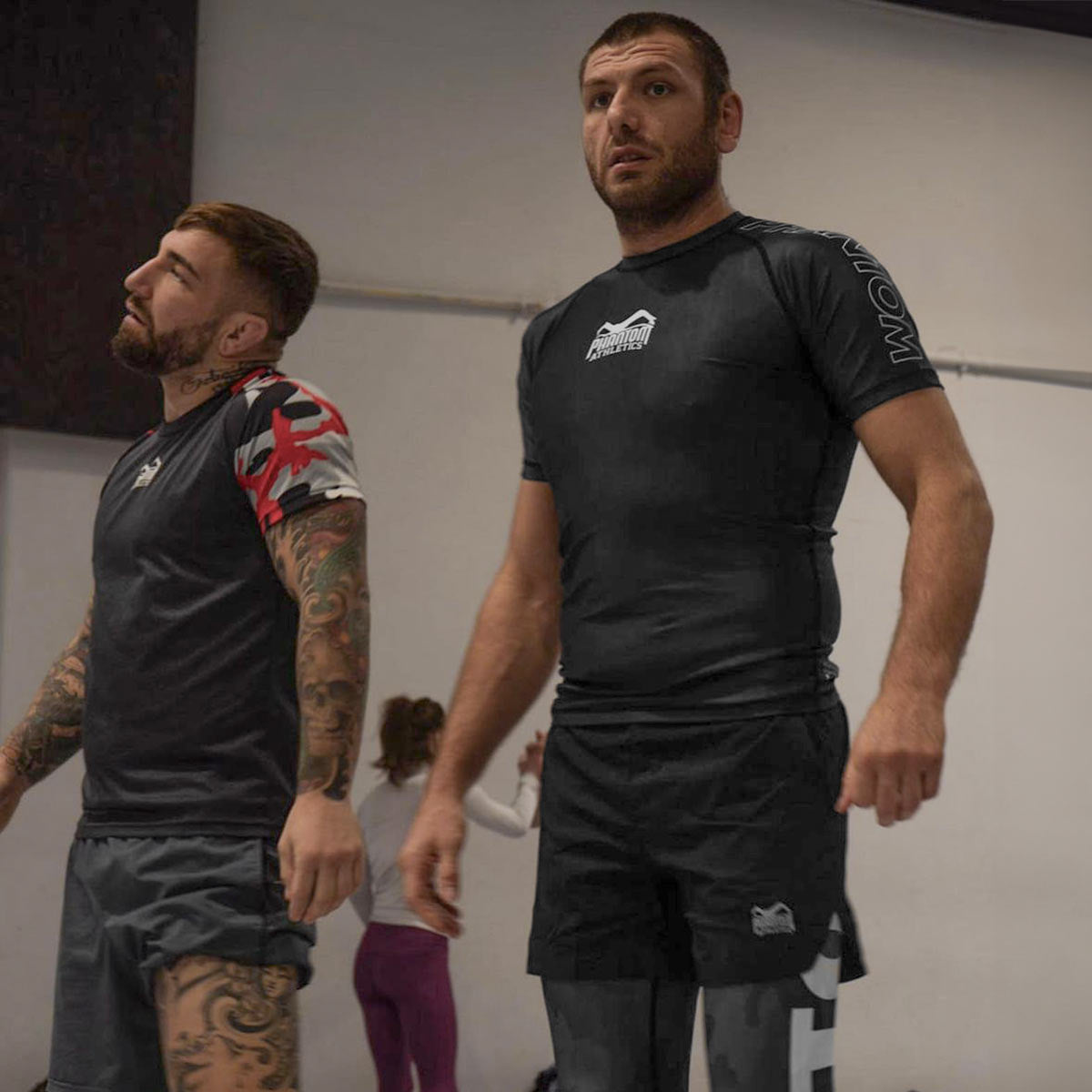 Phantom Ranked No-Gi Rashguard nach IBJJF Richtlinien in Schwarz. Ideal für dein Nogi Jiu Jitsu Training und Wettkampf. Kurzarm Rashguard aus hochwertigsten Materialien.