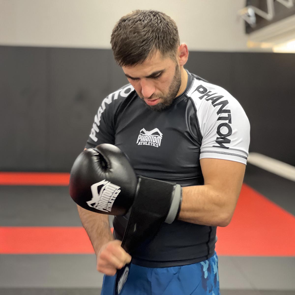 Phantom Fighter beim MMA Training mit dem weißen IBJJF Rashguard. Ideal für Nogi Training und Wettkampf.