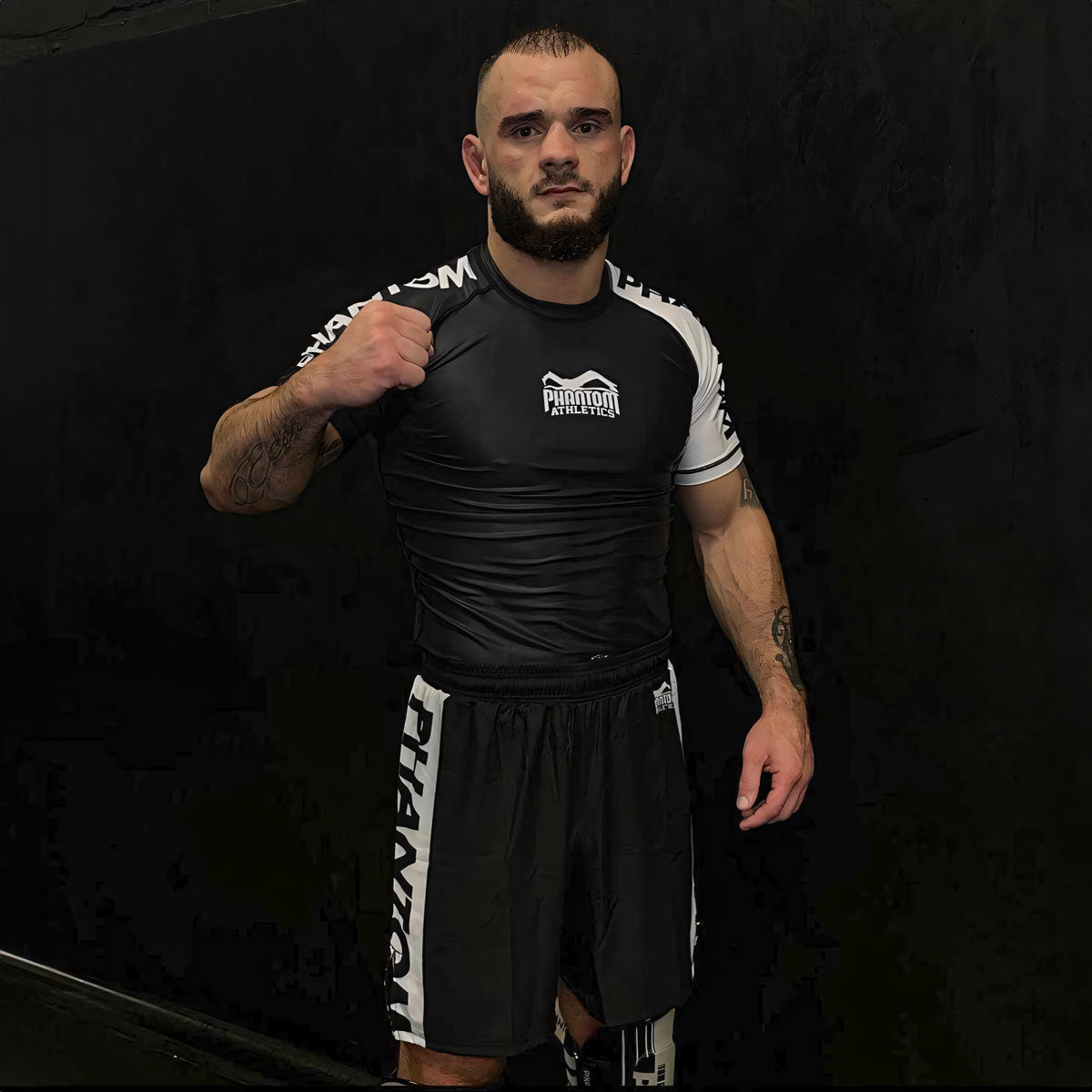 Phantom Fighter beim MMA Training mit dem weißen IBJJF Rashguard. Ideal für Nogi Training und Wettkampf. 