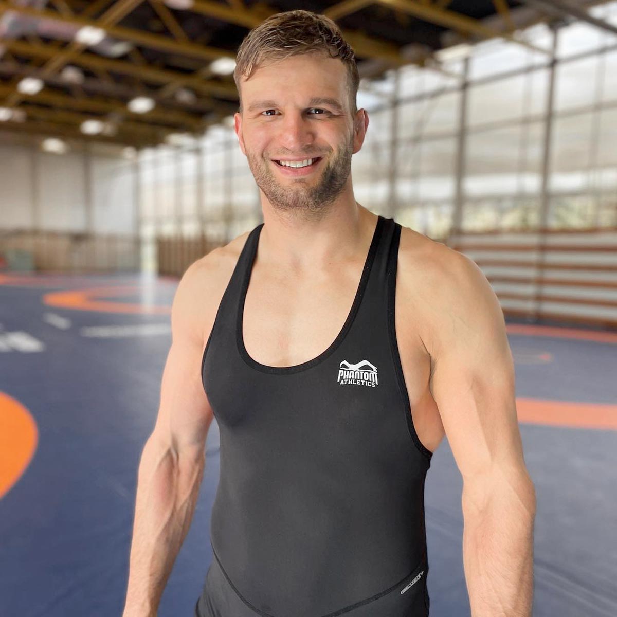 Phantom Athletics Wrestling Singlet Apex Schwarz, perfekt für Ringer und Grappler. Dieses hochwertige Singlet bietet eine ergonomische Passform, maximale Bewegungsfreiheit und ein modernes, schlichtes Design für Training und Wettkampf.