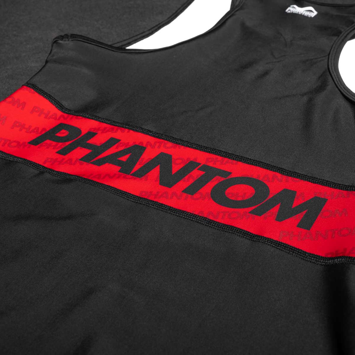 Das Raptor Wrestling Jersey Set für Kinder von Phantom Athletics bietet eine enganliegende, ergonomische Passform und eignet sich ideal für das Ringsport-Training und UWW-Wettkämpfe. Es ist speziell für junge Ringer konzipiert und bietet hohen Tragekomfort.