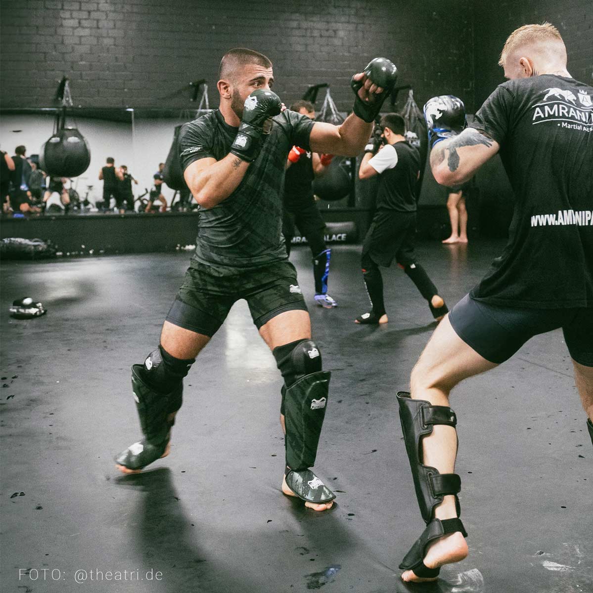 Hochwertige Schienbeinschoner von Phantom Athletics, speziell für MMA und Thaiboxen entwickelt. Strapazierfähiges Material sorgt für Langlebigkeit und zuverlässigen Schutz bei jedem Schlag.