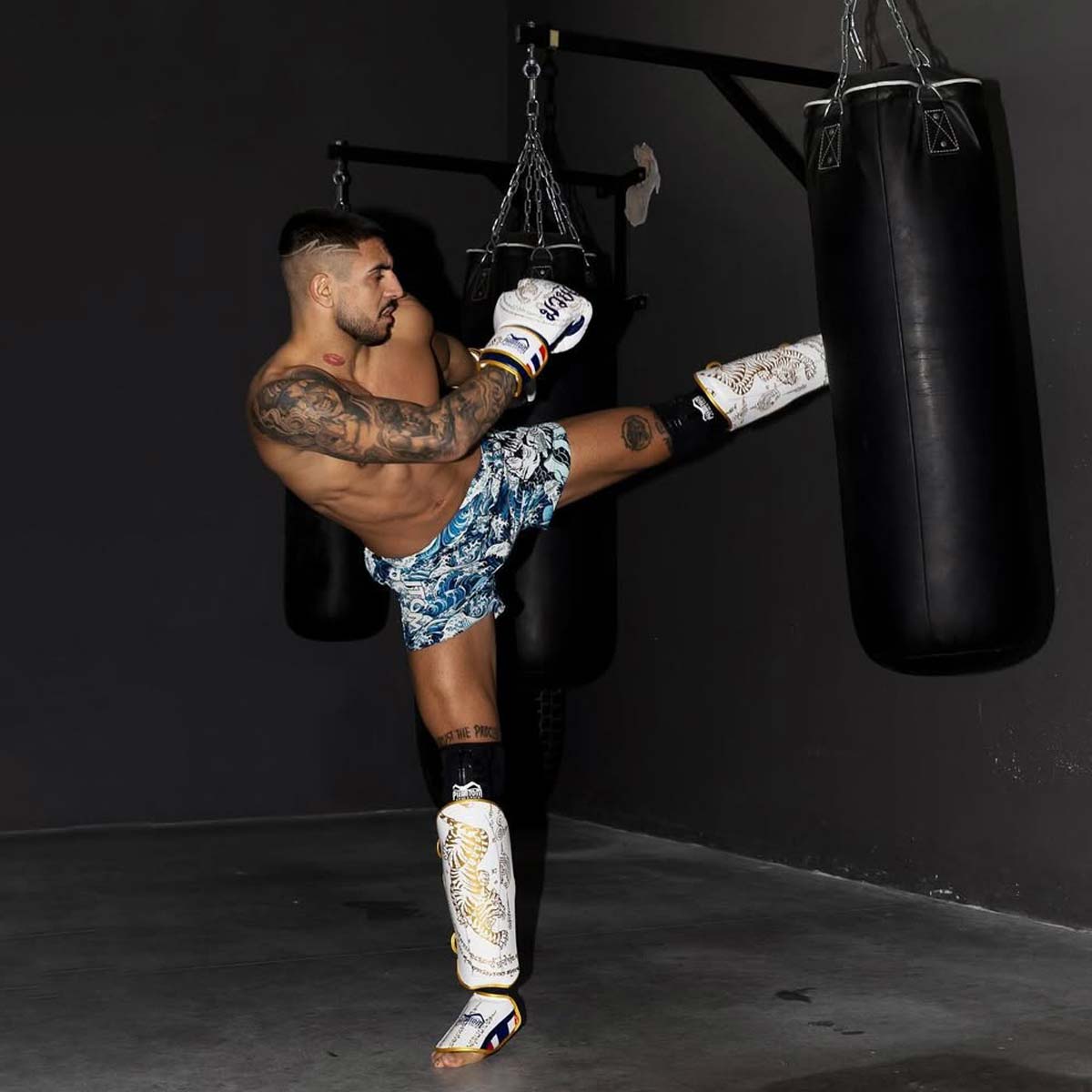 Phantom Athletics Schienbeinschoner aus der Limited Edition, speziell für Muay Thai und Thaiboxen entwickelt. Maximale Polsterung und perfekte Passform sorgen für Schutz und Komfort im Training.