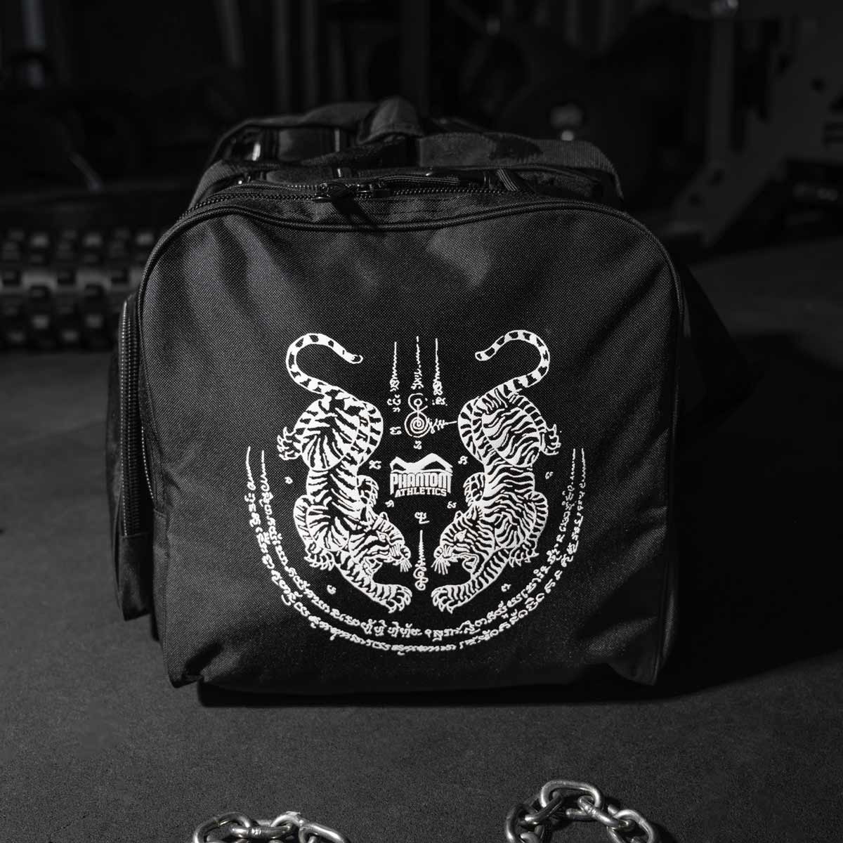 Die TEAM Muay Thai Sporttasche von Phantom Athletics besticht durch ihre hohe Qualität und durchdachte Aufteilung. Sie ist aus strapazierfähigem Material gefertigt und bietet mit ihrem modernen, traditionellen Design eine stilvolle und funktionale Lösung für Kampfsportler.