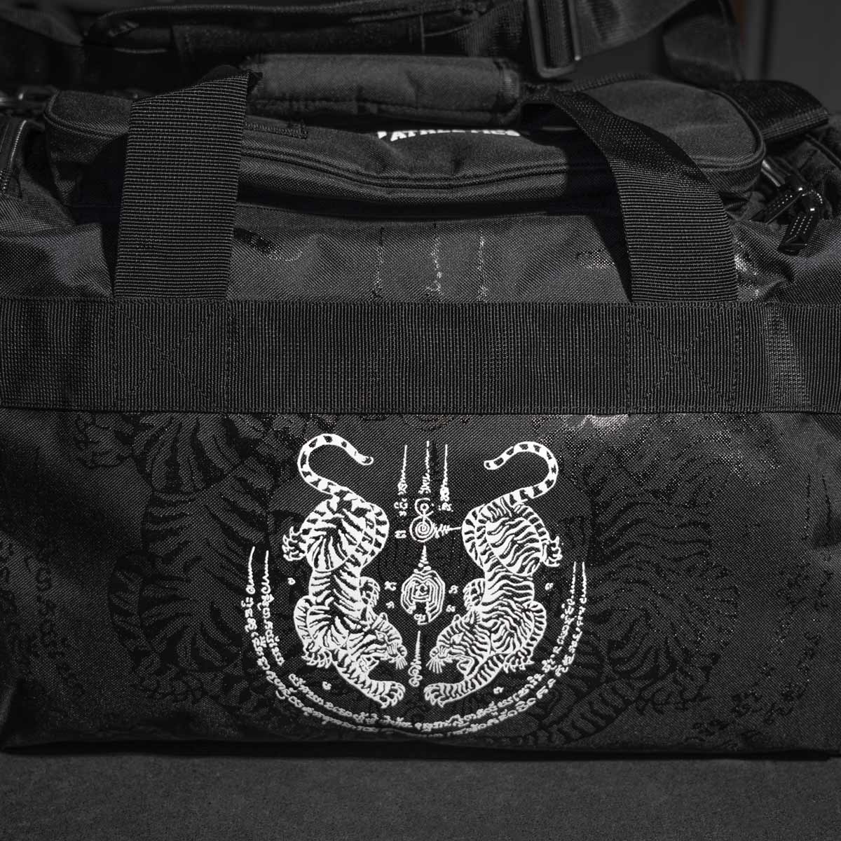 Diese hochwertige TEAM Muay Thai Tasche ist für anspruchsvolle Kampfsportler entwickelt, die eine langlebige und geräumige Lösung für ihre Ausrüstung benötigen. Mit ihrem traditionellen thailändischen Design und den vielen Fächern ist sie perfekt für Muay Thai, MMA und Boxtraining geeignet.