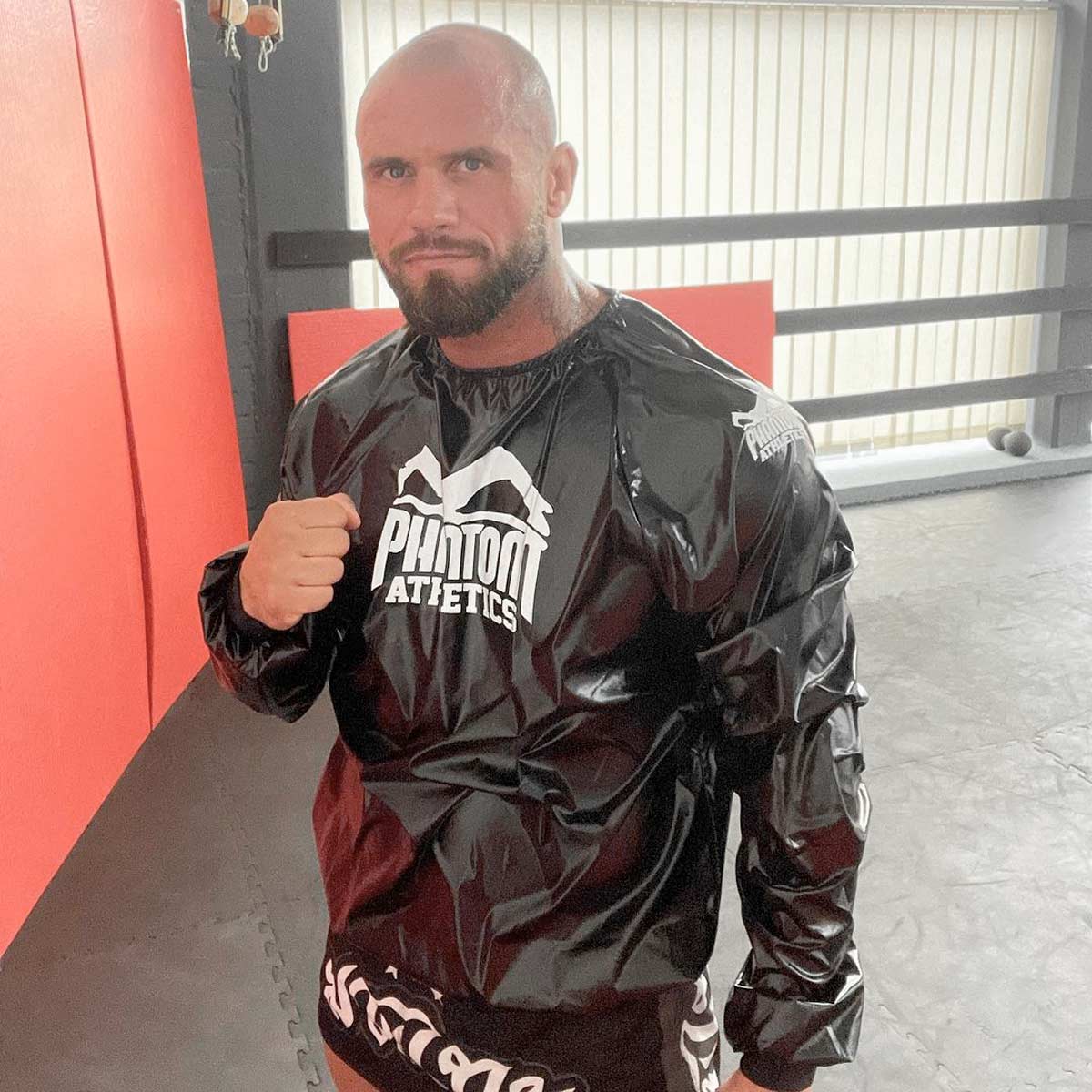 Der Schwitzanzug Nomax von Phantom Athletics sorgt für eine starke Wärmeentwicklung und unterstützt Athleten beim Gewicht verlieren. Perfekt für das Training in Sportarten wie Muay Thai, Ringen und MMA.