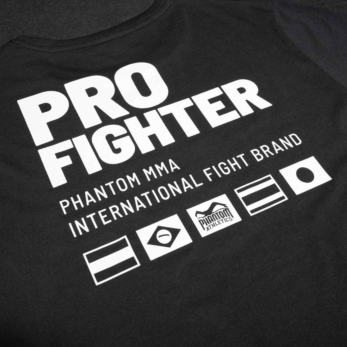 T-Shirt Pro Fighter in Schwarz von Phantom Athletics, ideal für junge Athleten. Mit seinem sportlichen Design und der hochwertigen Materialmischung bietet es Komfort und Bewegungsfreiheit für Training und Alltag.