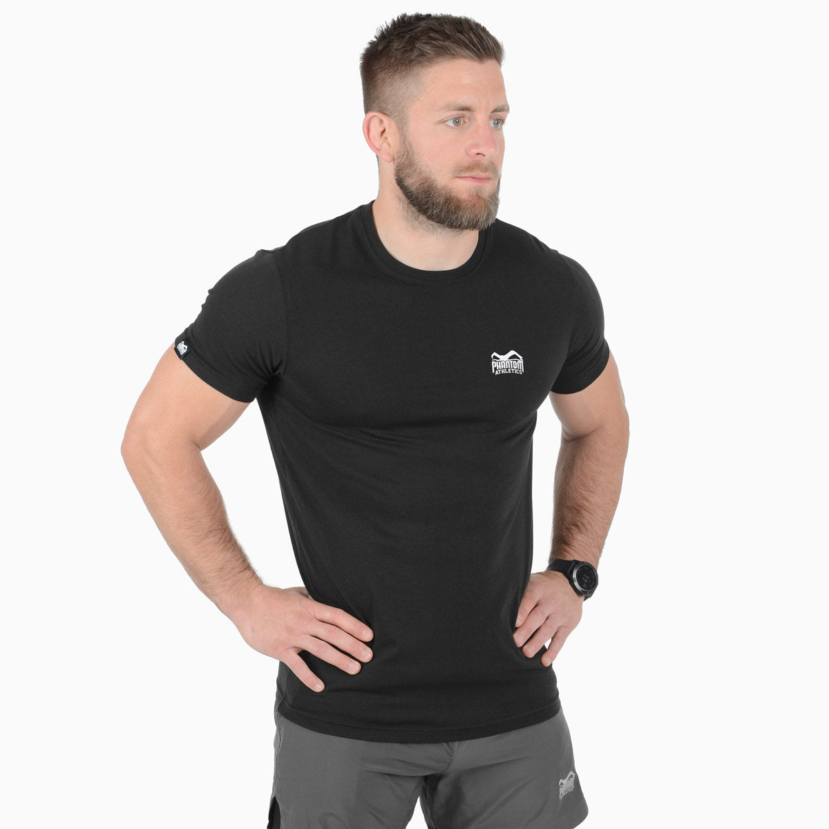 Mit seinem sportlichen Design und Pro Fighter Print auf Brust und Rücken ist dieses T-Shirt ideal für Kampfsportler und Fitness-Enthusiasten. Das leichte Material sorgt für Atmungsaktivität, ob im Training oder in der Freizeit.