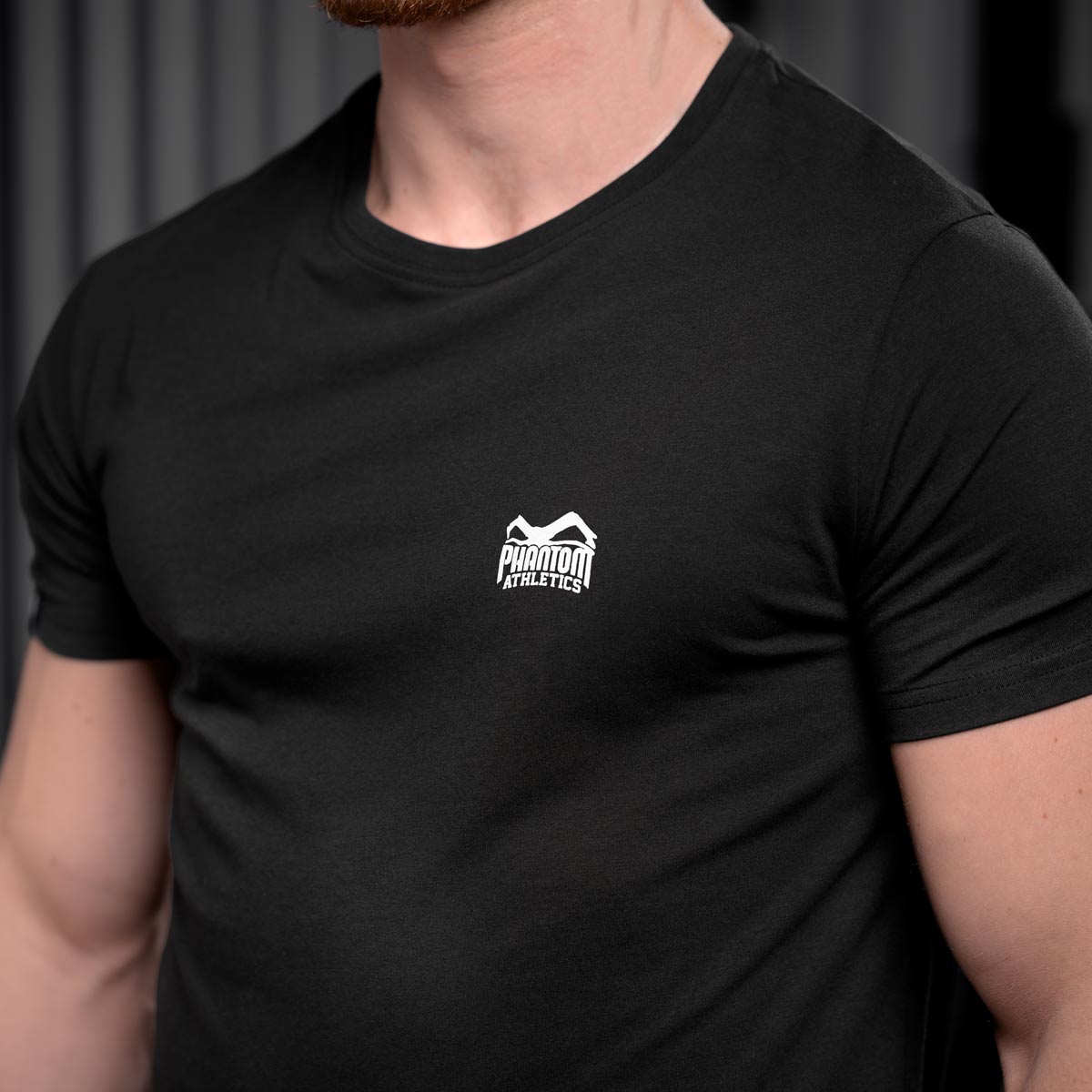 Das Pro Fighter T-Shirt von Phantom Athletics überzeugt durch seinen schlichten, aber sportlichen Look in Schwarz-Weiß. Ideal für alle, die ein hochwertiges, vielseitiges T-Shirt für Fitness, Training und Freizeit suchen, das auch intensiver Beanspruchung standhält.