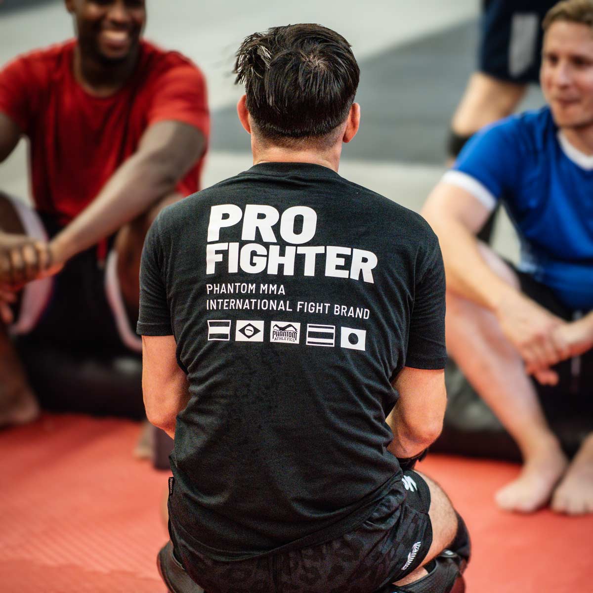 Das Pro Fighter T-Shirt ist leicht und flexibel, sodass es sich hervorragend für dynamische Bewegungen im Training eignet. Die elastische Passform und das langlebige Material machen es zur idealen Wahl für Ringsportarten wie MMA und Kickboxen.