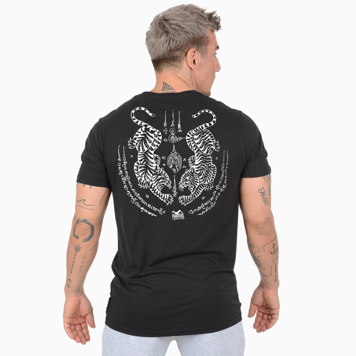 Phantom Athletics Sak Yant T-Shirt – Dieses stylische T-Shirt kombiniert Funktionalität und Design. Hergestellt aus leichtem, atmungsaktivem Material, ist es perfekt für Workouts und Freizeit, während das auffällige Sak Yant-Motiv für einen besonderen Look sorgt.