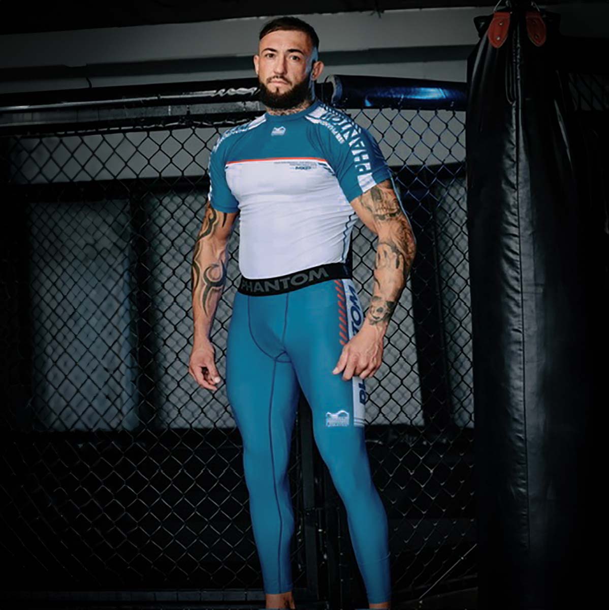 Phantom Athletics’ Tights Apex Blau sind perfekt für Kampfsportarten wie Muay Thai, BJJ und MMA. Die eng anliegende Passform und das robuste Material bieten Halt und Beweglichkeit in jeder Trainingseinheit. Das blaue Design kombiniert sportlichen Stil mit maximaler Performance.