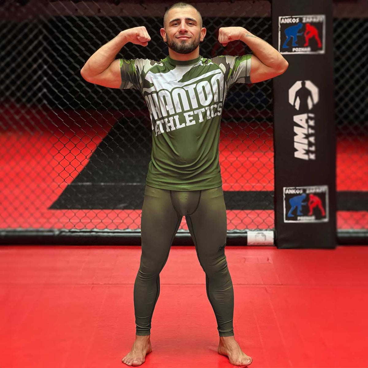 Phantom Fighter Mohammed Walid mit der army grünen APEX Legging im MMA Training.