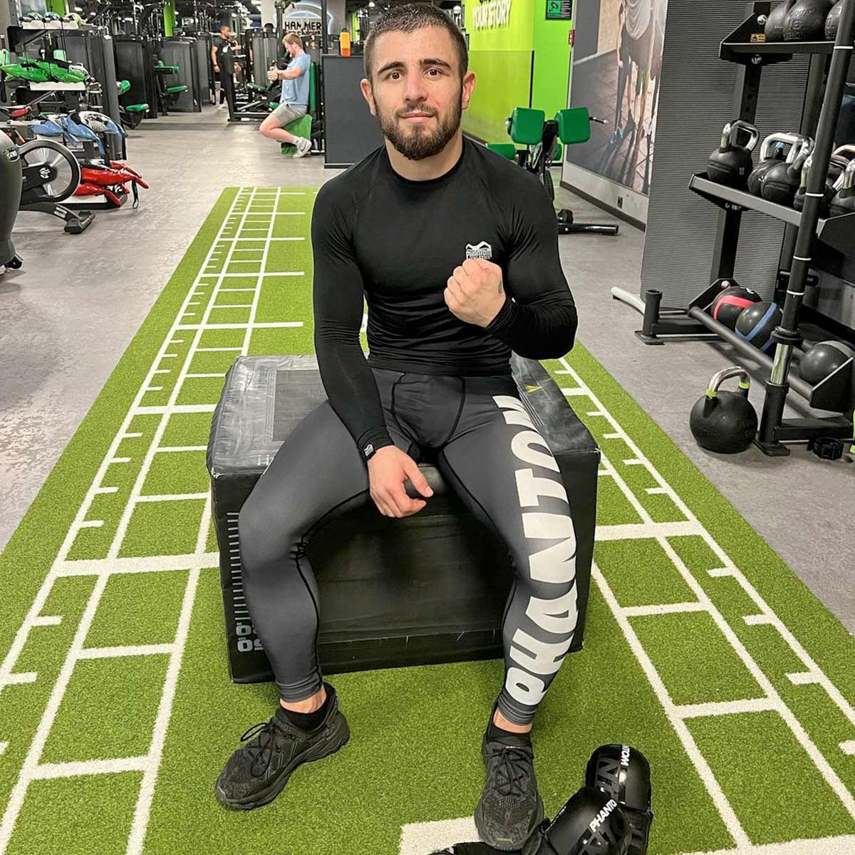 Phantom Fighter Mohammed Walid mit der Phantom Domination Legging beim Functional Fitness Training.