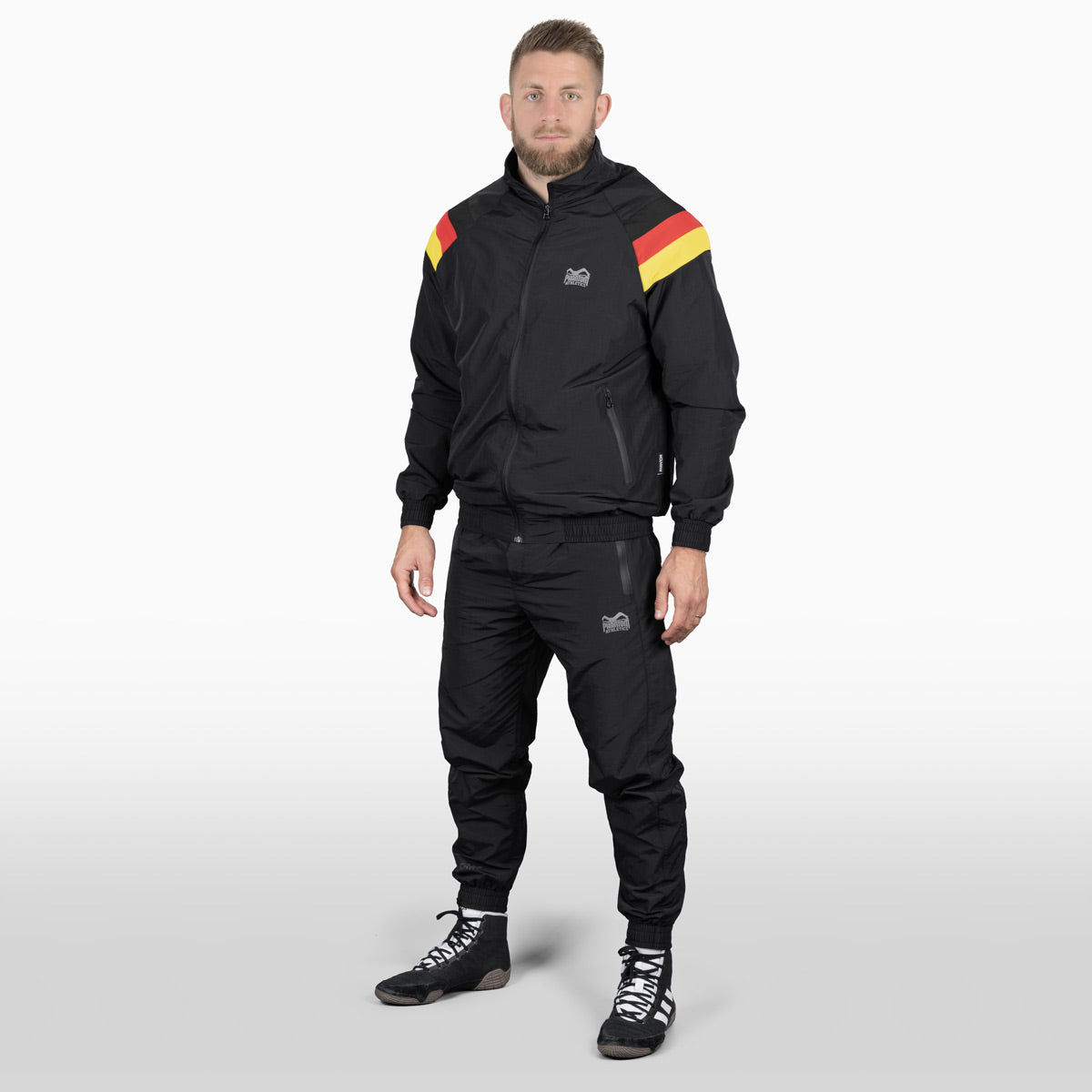 Phantom Trainingsanzug für Kampfsport im Team Germany Design. Mit Schwarz rot goldenen Ärmeln. Ideal für Vereine und alle Fighter. In hochwertigster Verarbeitung.