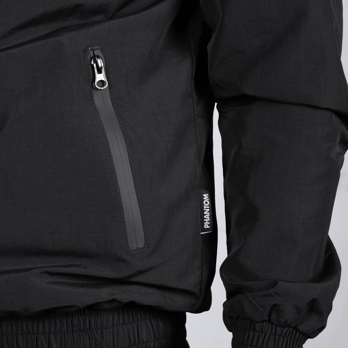 Ausgestattet mit zwei Seitentaschen und einer innenliegenden Tasche, bietet die Phantom Athletics DMC Trainingsjacke ausreichend Stauraum für persönliche Gegenstände während des Trainings.