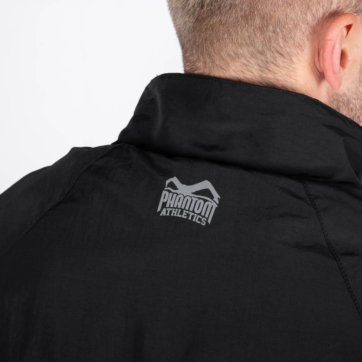 Die Phantom Athletics DMC Trainingsjacke verfügt über reflektierende Logos, die für erhöhte Sichtbarkeit und Sicherheit bei Outdoor-Trainingseinheiten sorgen.