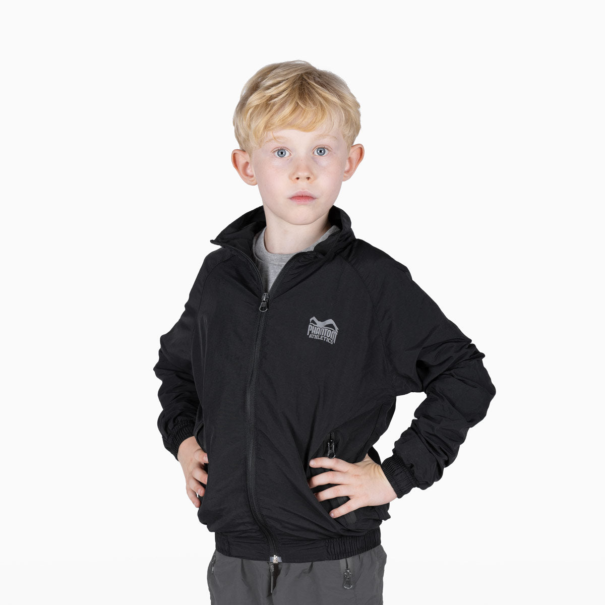 Die Kinder Trainingsjacke DMC von Phantom Athletics bietet jungen Sportlern im MMA, Ringen und Thaiboxen optimale Bewegungsfreiheit und Komfort. Die Jacke eignet sich ideal für das Training und die Freizeit.