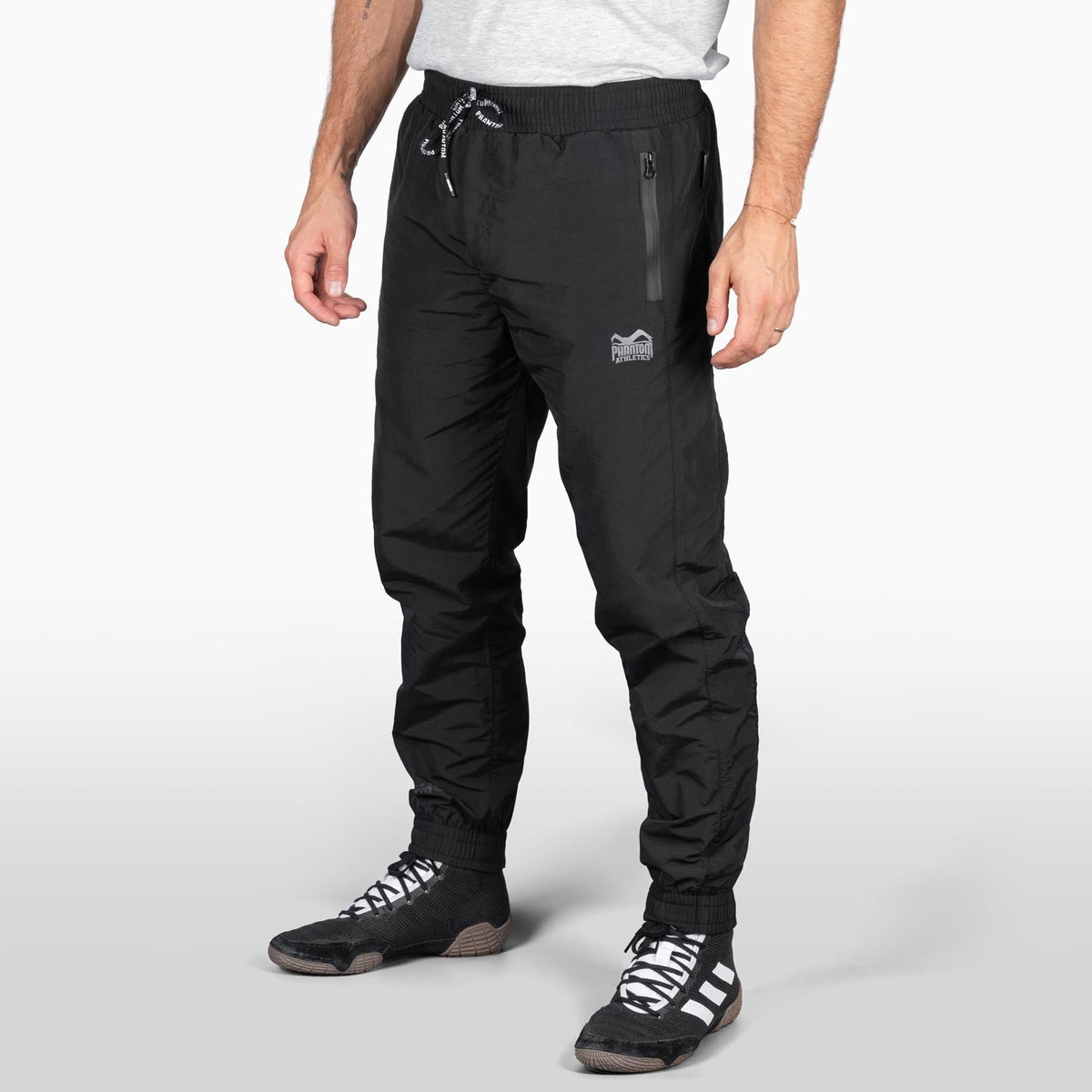 Der DMC Trainingsanzug für Kampfsportler. Ideal für Ringen, MMA, BJJ Warmup oder Joggen.  Hochwertige Materialien und ein sportlicher Schnitt mit cleanem Design und Reißverschluss an den Beinen um ihn bequem mit Schuhen an und ausziehen zu können.