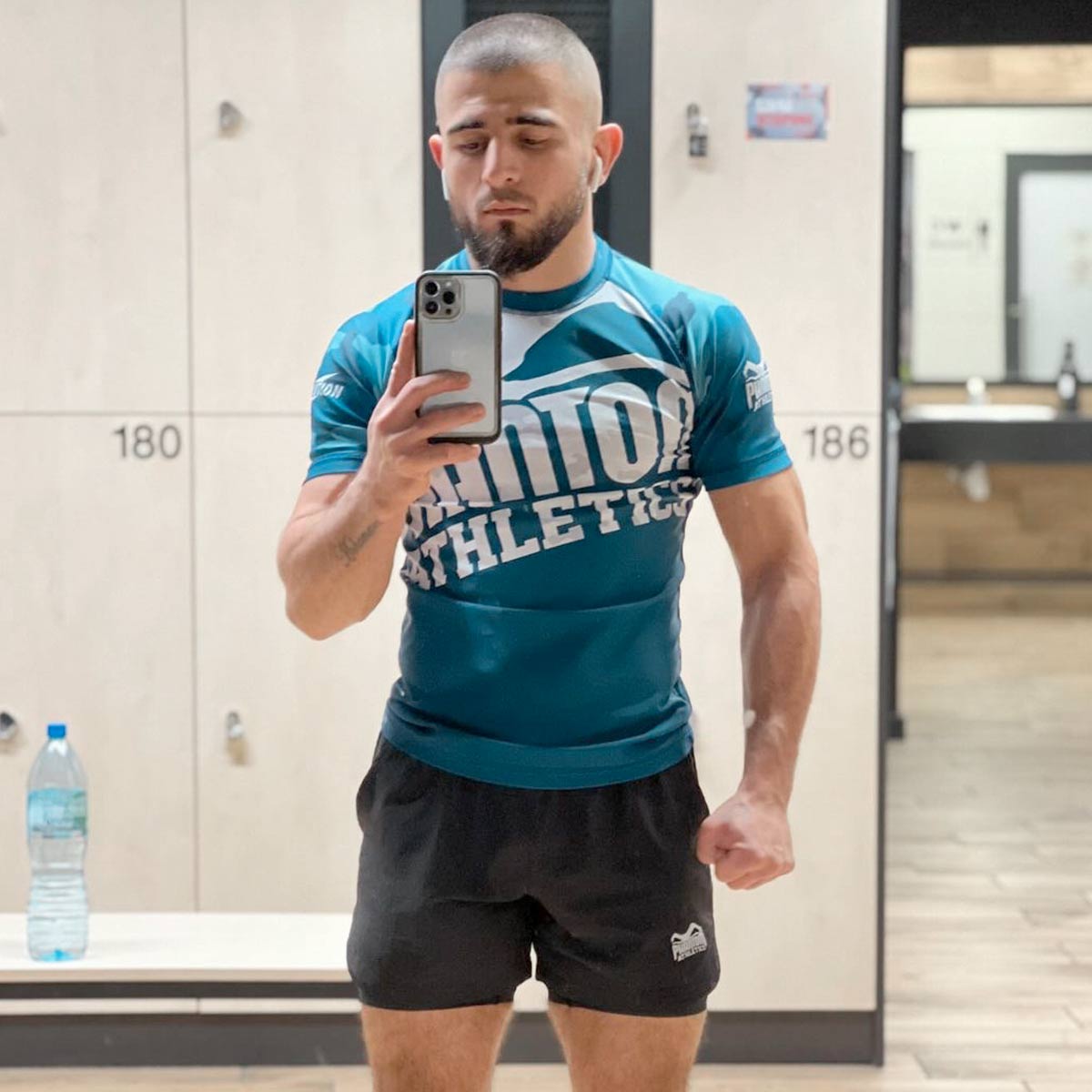 Das Rashguard Warfare Navy Camo von Phantom Athletics ist die perfekte Wahl für Athleten, die Wert auf Stil und Funktionalität legen. Es schützt die Haut vor Reibung und unterstützt die Muskulatur im Grappling und Ringen. Die atmungsaktive und schnelltrocknende Struktur sorgt dafür, dass der Körper während des Trainings angenehm kühl bleibt.