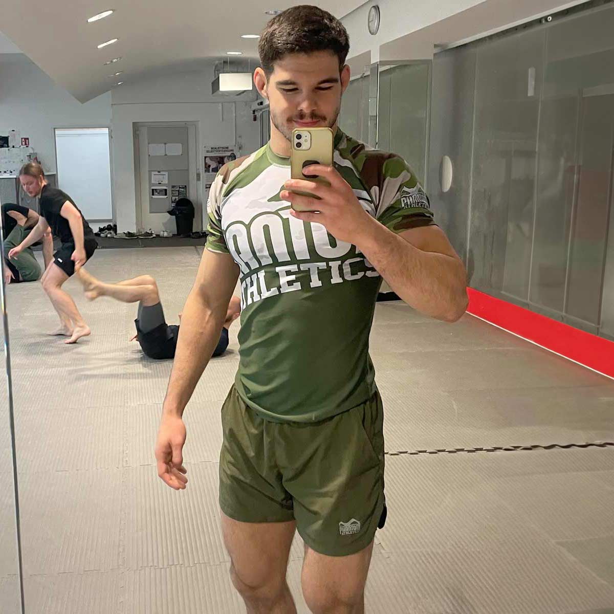 Mit seinem Woodland Camo Design und der enganliegenden Passform bietet dieses Rashguard nicht nur Schutz, sondern auch einen einzigartigen Look. Das Kompressionsshirt unterstützt die Muskulatur und bietet optimale Beweglichkeit bei harten Trainingseinheiten.