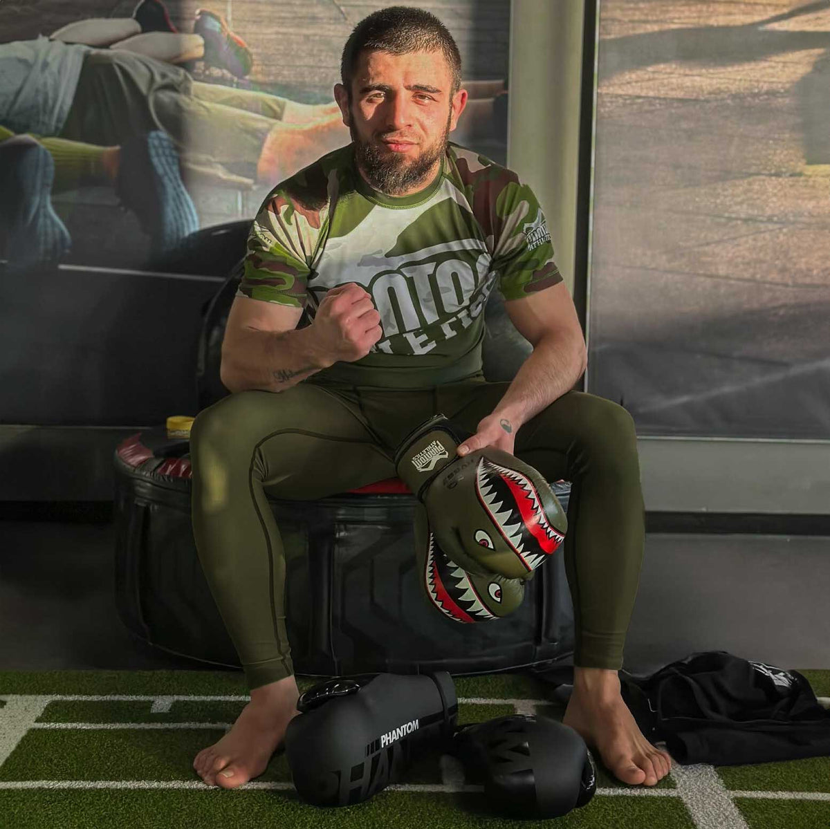 Das Phantom Athletics Warfare Woodland Camo Rashguard kombiniert effektiven Schutz mit einem sportlichen, modernen Design. Es ist ideal für MMA und BJJ und bietet eine optimale Mischung aus Atmungsaktivität, Flexibilität und Haltbarkeit für lange Trainingseinheiten.    