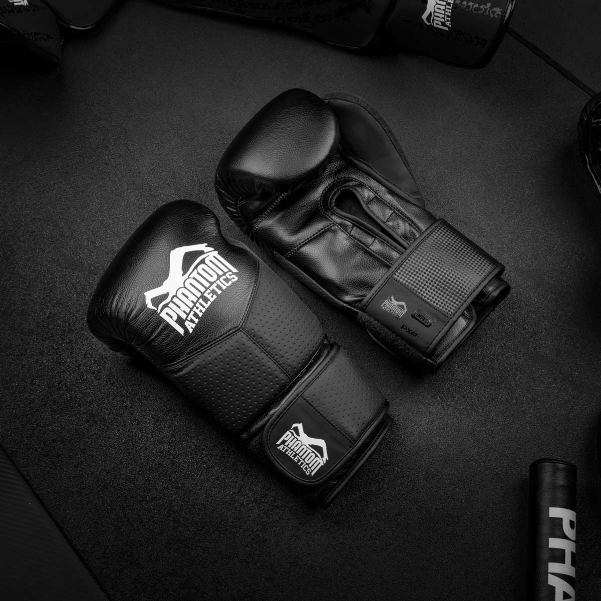 Die Boxhandschuhe im RIOT Pro Set bieten durch ihre dicke Polsterung und den breiten Klettverschluss sicheren Handgelenksschutz. Ideal für tägliches Boxtraining und Wettkampfvorbereitung.