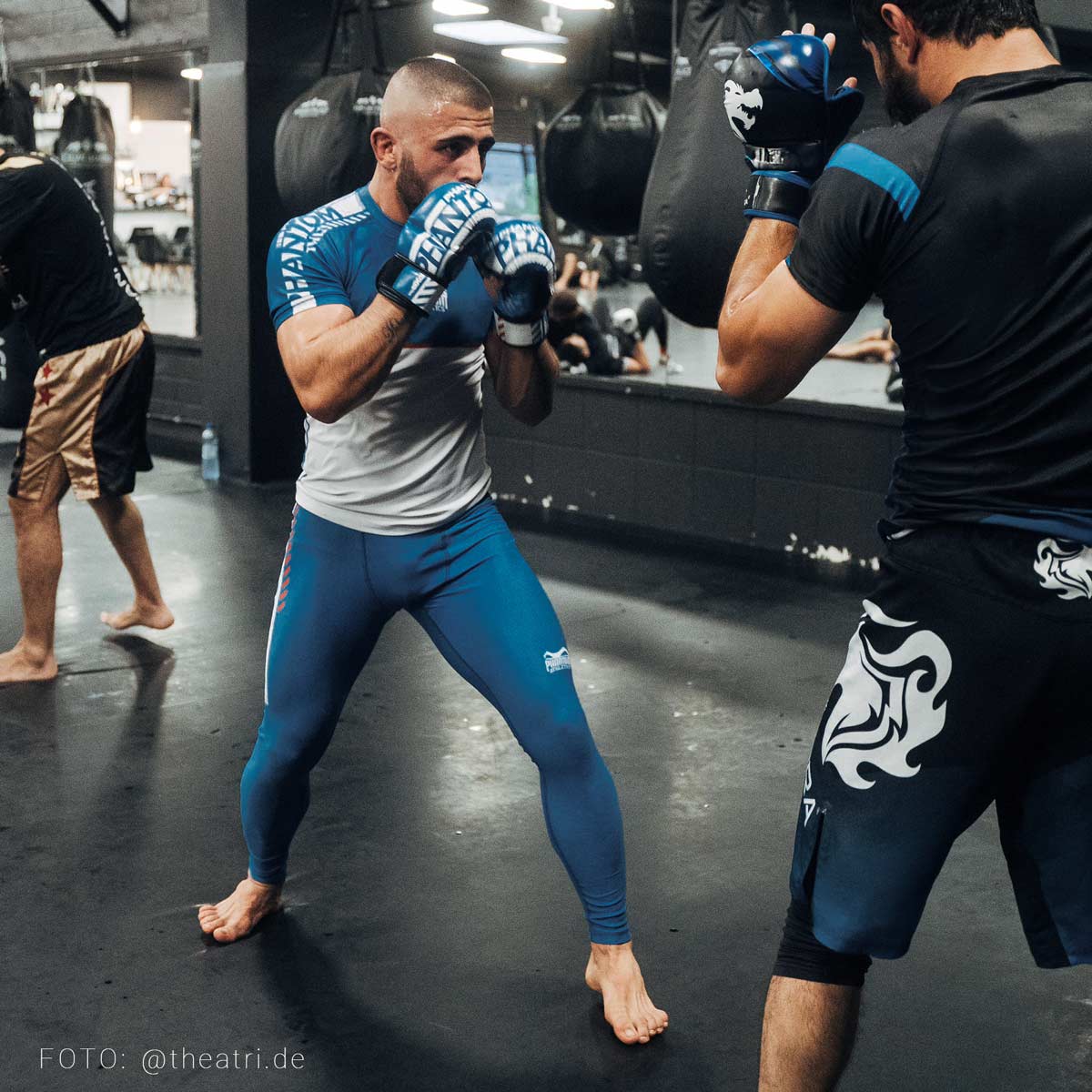 Diese ergonomisch geformten APEX Blue MMA Handschuhe bieten durch ihre zusätzliche Polsterung am Daumen umfassenden Schutz bei Schlägen und Grappling. Sie sind speziell für Kampfsportler entwickelt, die Wert auf Komfort und Sicherheit legen. MMA Profi Mohammed Walid beim Sparring.