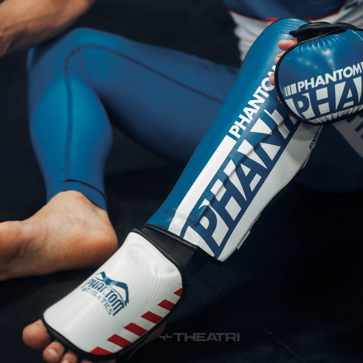 Diese APEX Blue Sparring Handschuhe von Phantom Athletics beeindrucken durch ihr sportliches und modernes Design in Blau. Sie sind eine stilvolle Wahl für MMA und Kampfsportler, die sowohl Leistung als auch Aussehen schätzen.