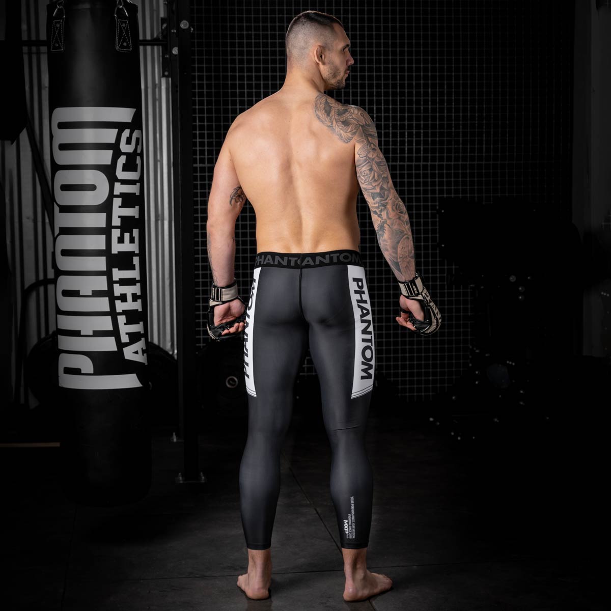 Phantom Athletics Apex Black Tights, entwickelt für anspruchsvolle Kämpfer. Perfekt für BJJ, MMA und Thaiboxen mit robuster Verarbeitung und ergonomischer Passform.