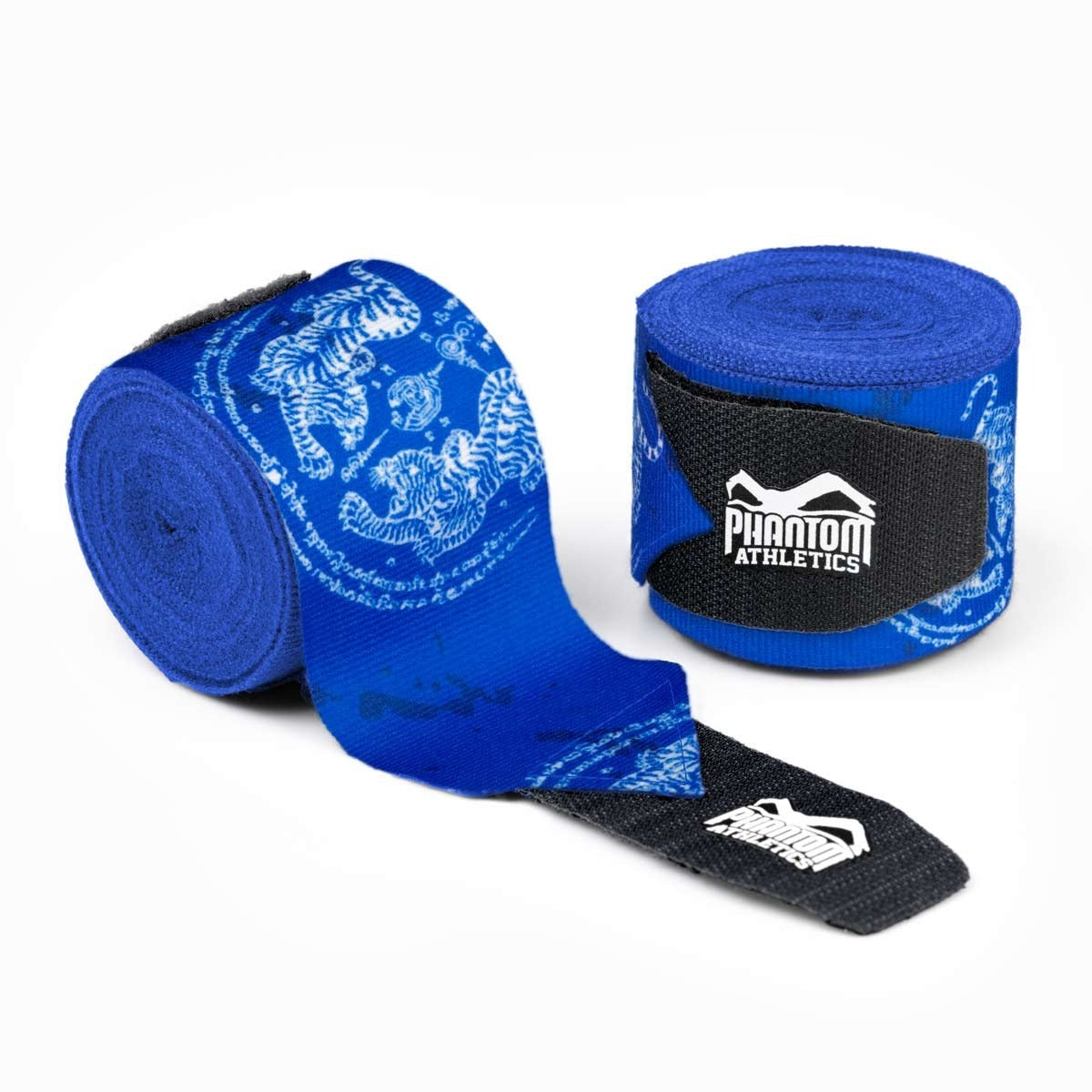 Die blauen Phantom Athletics Sak Yant Handwraps sind 400 cm lang und aus atmungsaktivem Material gefertigt, ideal für Kampfsportler, die beim Training Wert auf Stabilität und Handgelenkschutz legen. Perfekt für lange Workouts im Boxsport und Muay Thai.