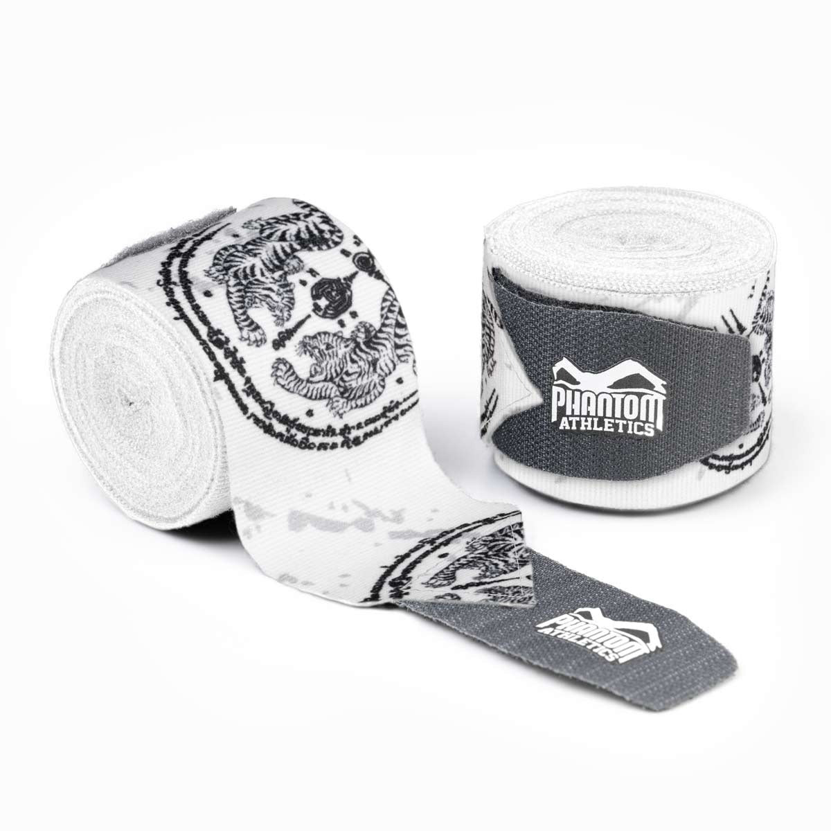 Die Sak Yant Boxing Handwraps von Phantom Athletics bieten einen optimalen Schutz für Handgelenke und Hände beim Boxen, Muay Thai und anderen Kampfsportarten. Mit dem traditionellen Sak Yant Muster in Schwarz sorgen sie für sicheren Halt und einen einzigartigen, traditionellen Look während des Trainings und Sparrings. Hier in der Farbe Weiß.