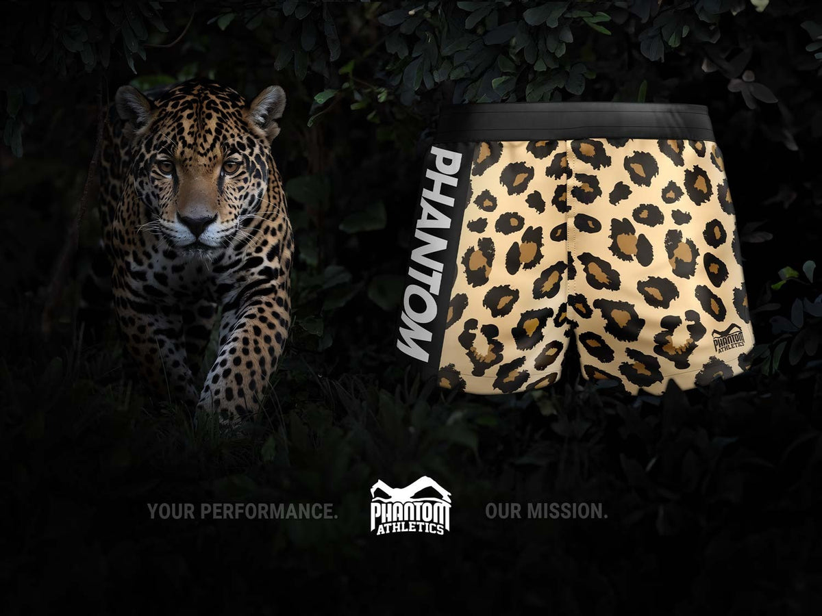 Die Fusion Jaguar Fightshorts von Phantom Athletics in modernem, animalischem Muster wurden speziell für den Kampfsport entwickelt und bieten Flexibilität sowie Haltbarkeit. Die leichten, elastischen Shorts passen sich den Bewegungen an und sind perfekt für dynamische Techniken im Training und Wettkampf auf der Matte.