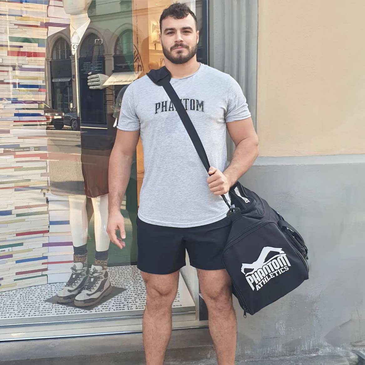 Robuste Gymbag Team von Phantom Athletics, perfekt für Kampfsport-Equipment. Diese geräumige Tasche bietet Platz für alles, was ein Athlet für intensives Training benötigt, und kombiniert Funktionalität mit Stil.