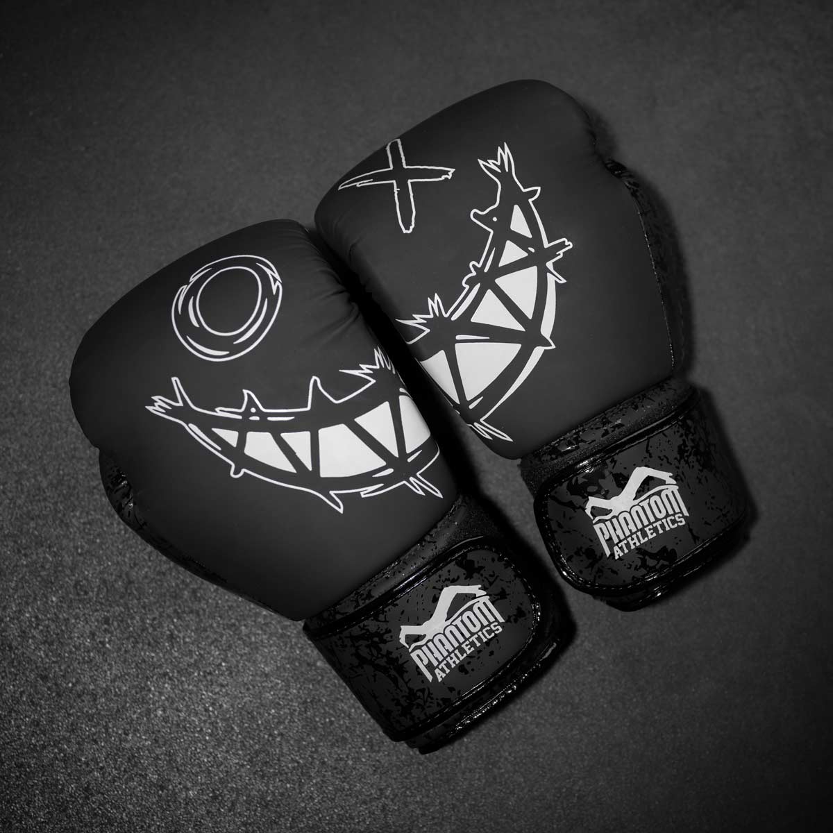 Phantom Athletics Boxhandschuhe aus der Serious Kollektion, ideal für Muay Thai, Boxtraining und Sparring. Bieten langlebige Materialien und optimalen Schutz für harte Trainingseinheiten.