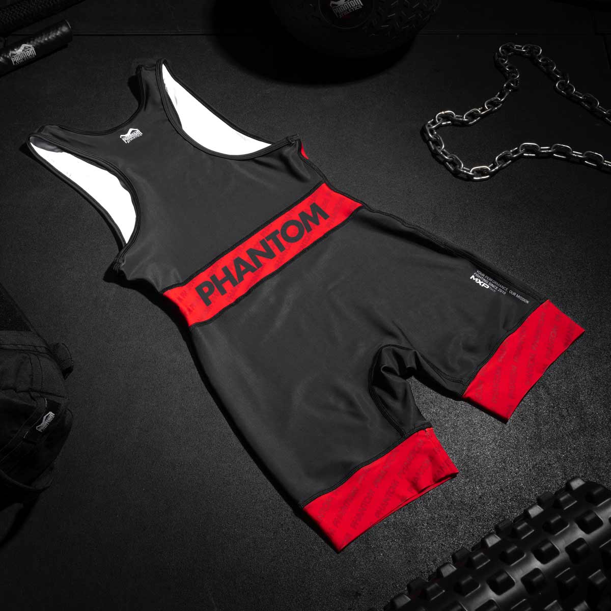 Phantom Athletics Raptor Trikot Set bietet durch die enge Kompressionspassform optimalen Halt bei intensiven Ringsport-Einheiten. Die Ringertrikots in Blau und Rot bieten Stabilität und Bewegungsfreiheit für Wettkämpfe.